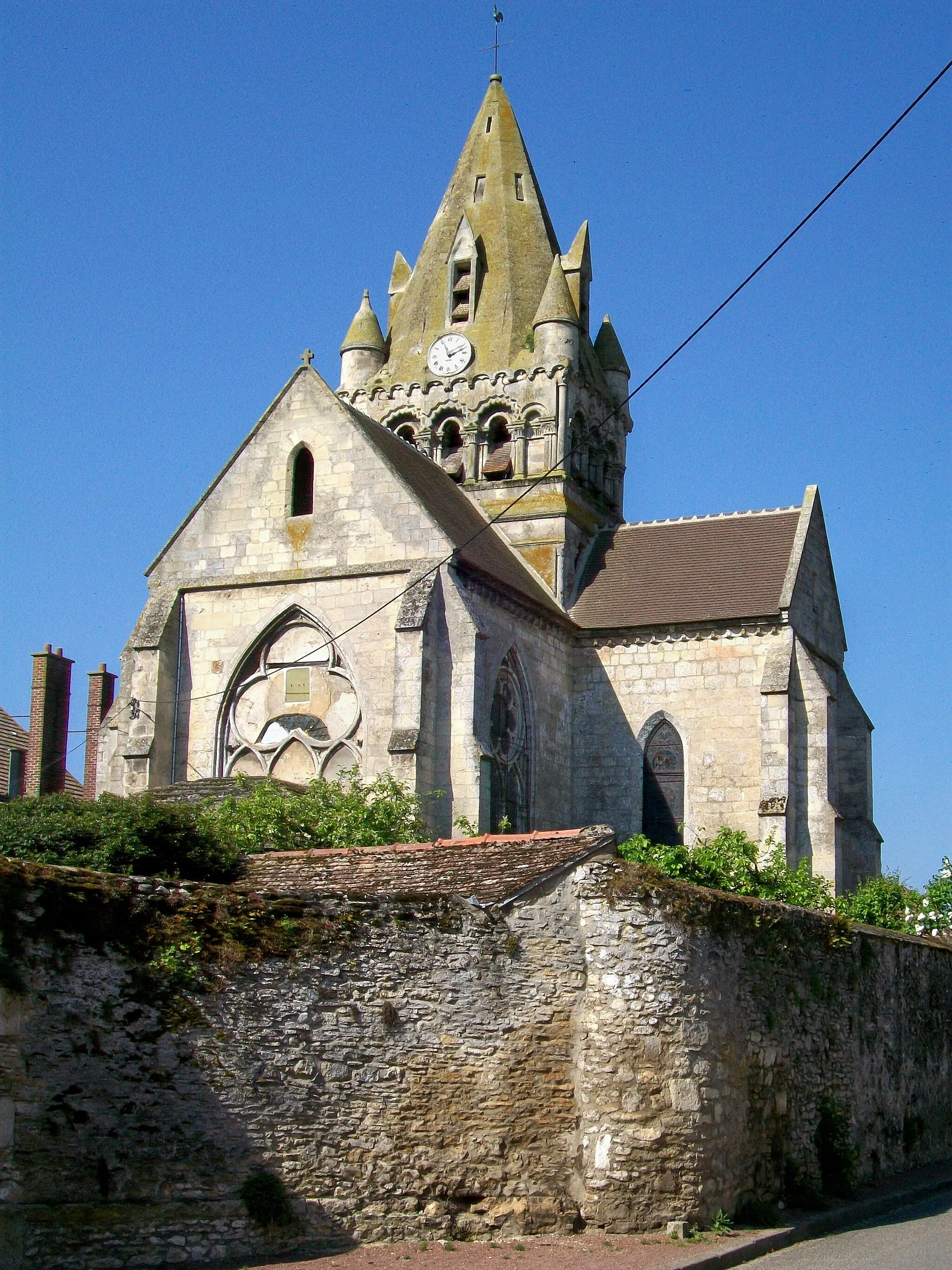 Photo showing: L'église de Rully avec son clocher roman, classée Monument historique, vue depuis l'est (rue de Conce).