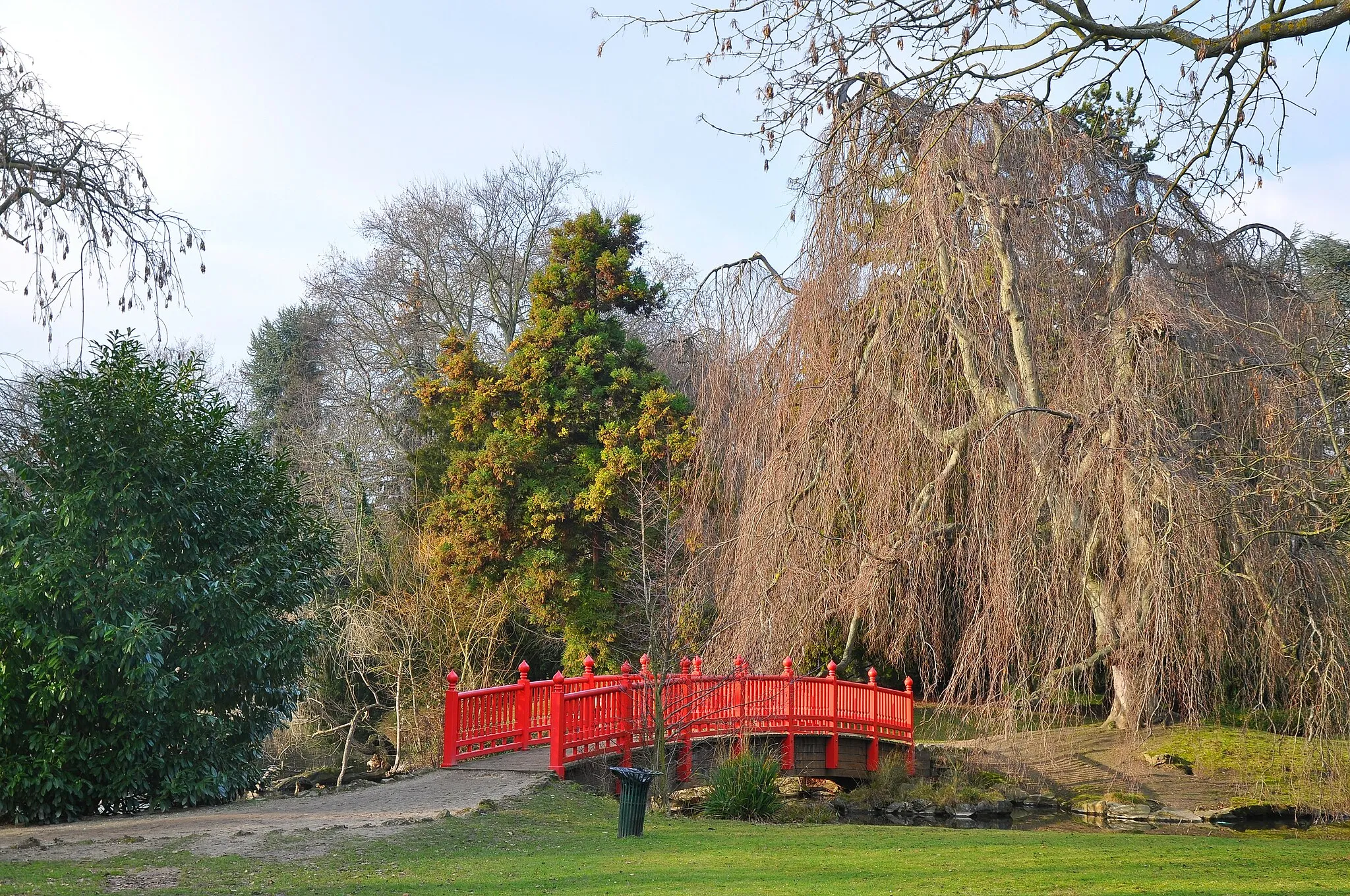 Photo showing: Bridge in the center of the Rothschild park, Boulogne-Billancourt (suburb of Paris) in France.
