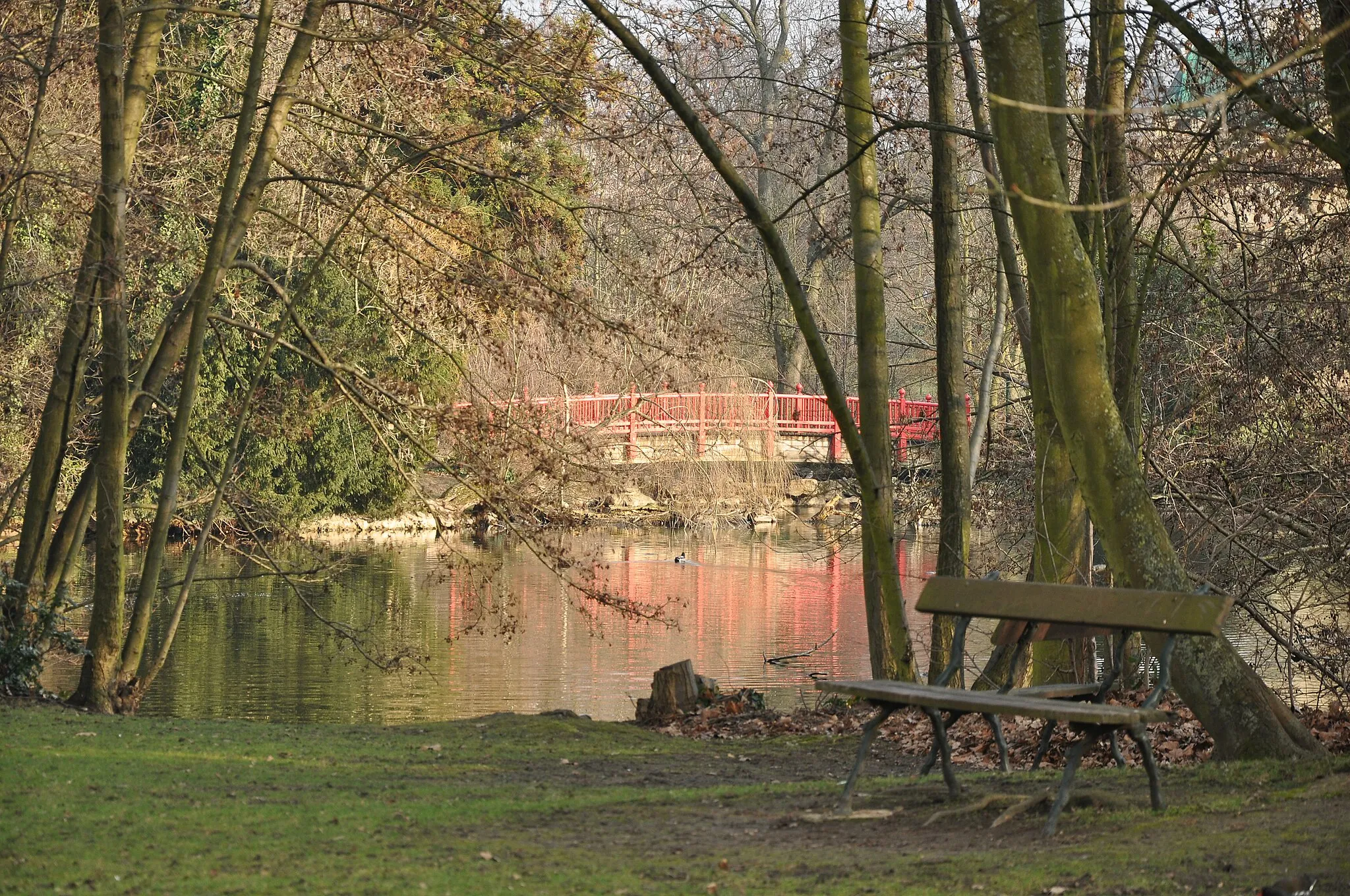 Photo showing: The pond of Rothschild park in Boulogne-Billancourt, Hauts-de-Seine, France.