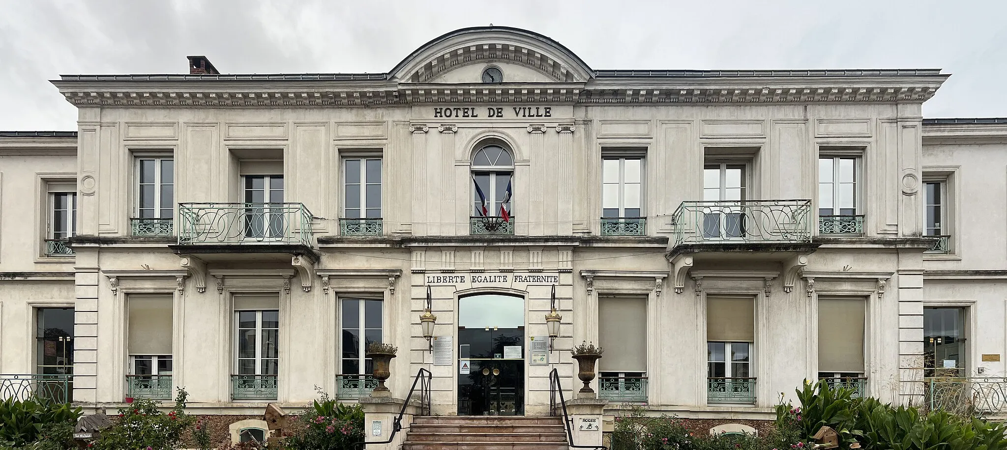 Photo showing: Hôtel de ville de Viry-Châtillon.