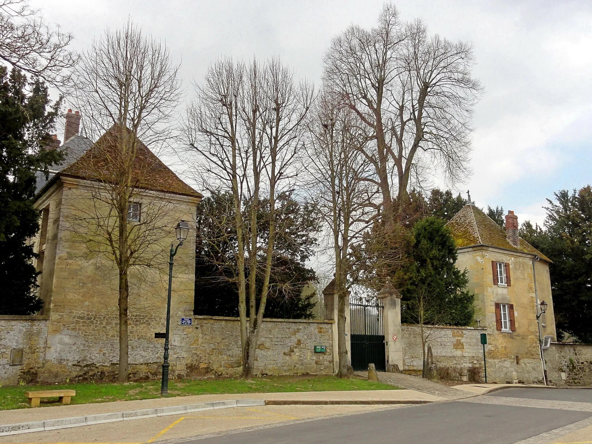 Photo showing: Château dit manoir de Courcelles, rue du Moulin (à gauche, perpendiculaire à la rue).