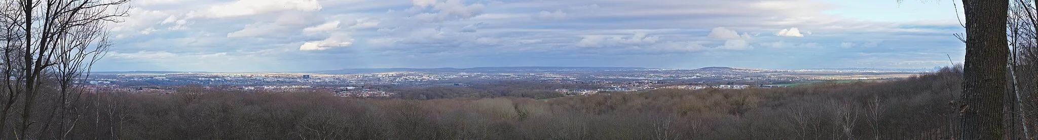 Photo showing: Vue panoramique depuis la forêt de l'Hautil. On peut voir, de la gauche vers la droite, l'agglomération de Cergy-Pontoise, les forêts domaniales de l'Isle-Adam et de Montmorency, les buttes du Parisis, Paris, puis la Défense