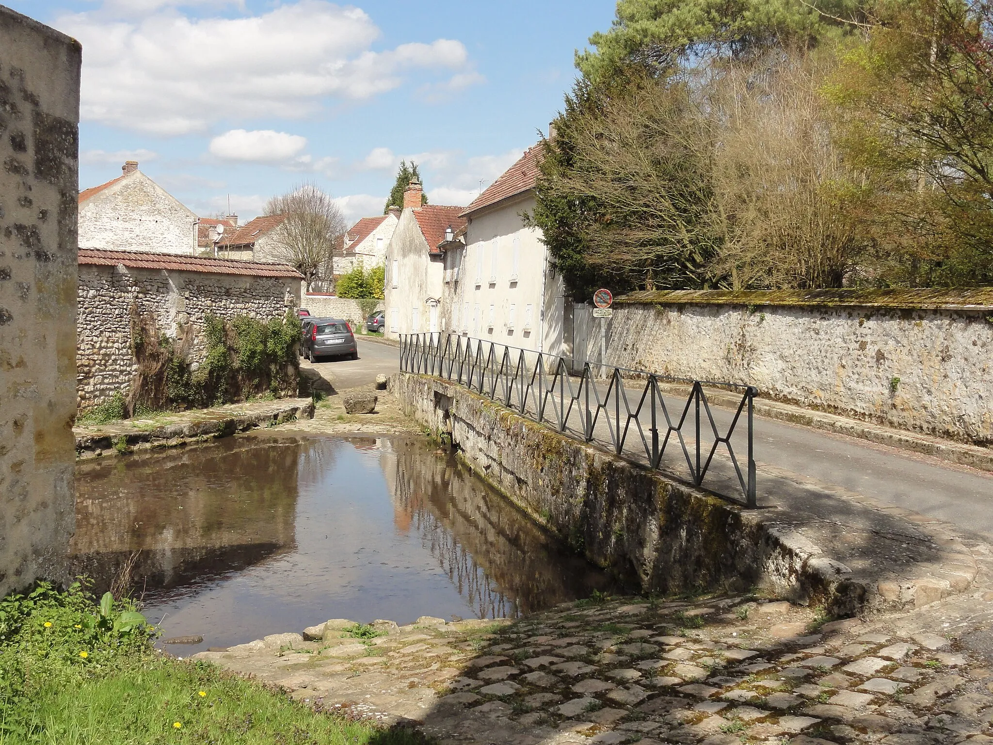 Photo showing: Abreuvoir, rue du Moulin.