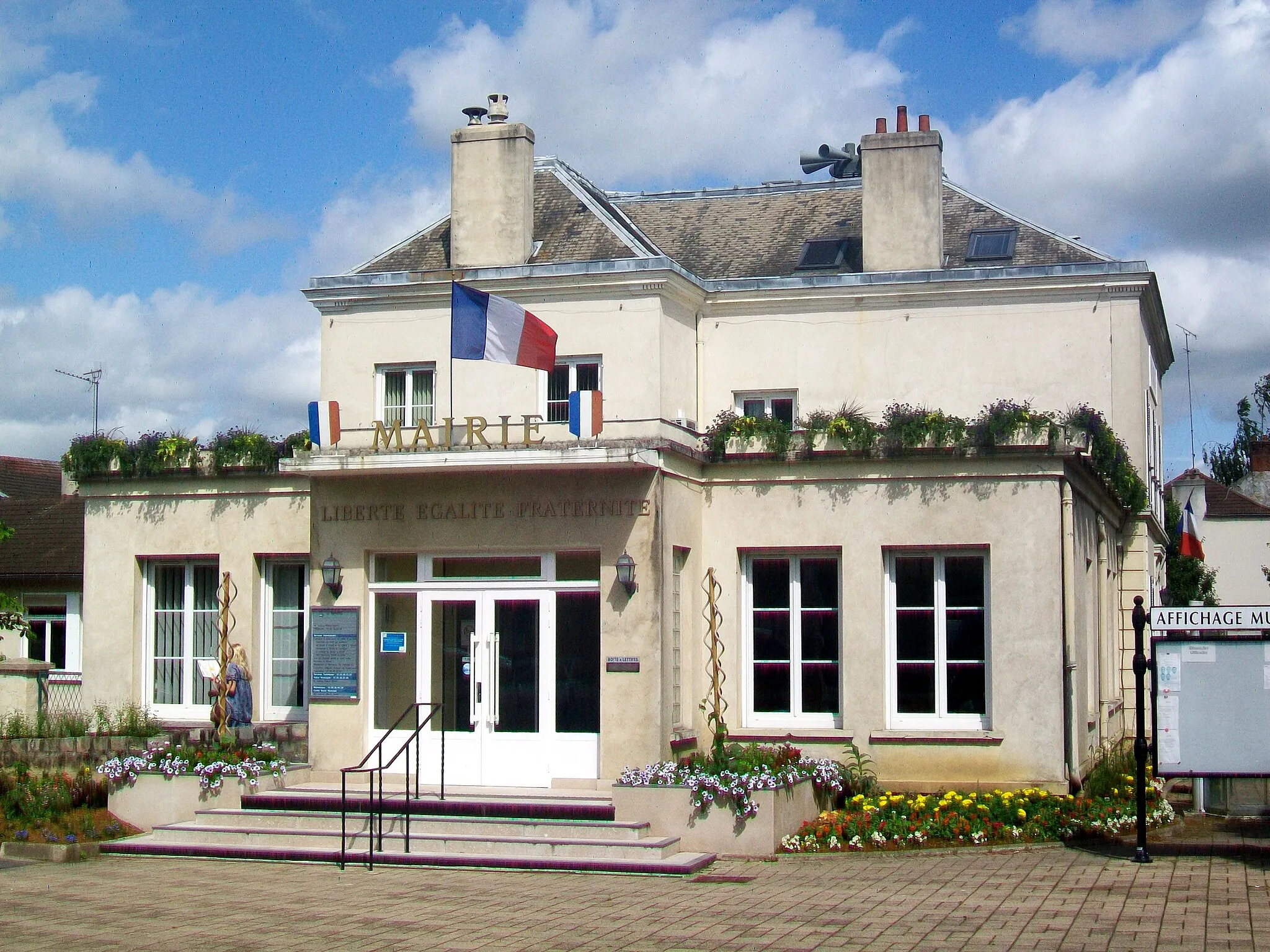 Photo showing: Mairie de Méry-sur-Oise, façade sud-est sur le parking.