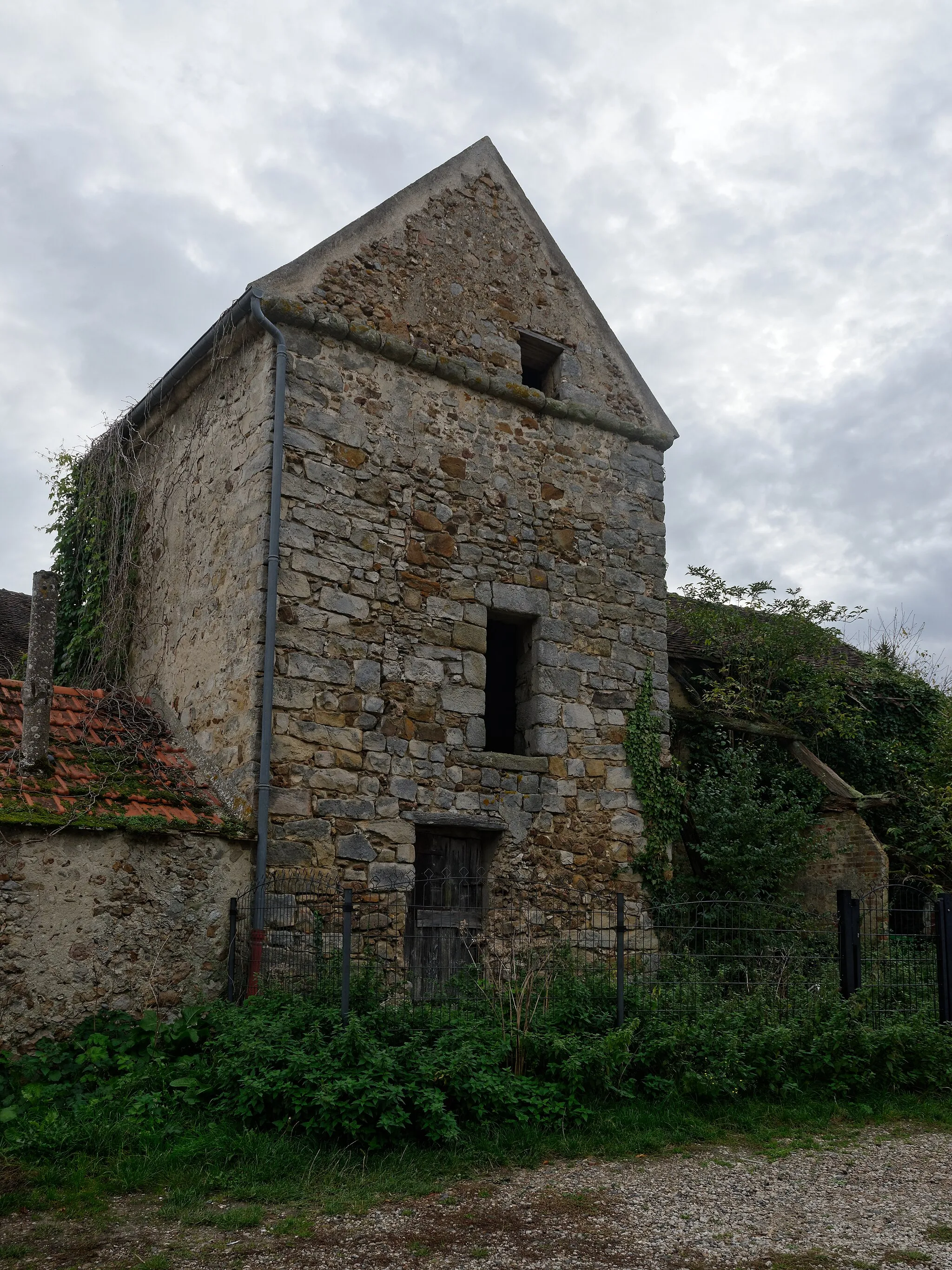 Photo showing: Pigeonnier et grange de la maison dite aux dîmes, inscrite aux monuments historiques, située 82 grande rue à Voulx, Seine-et-Marne, région Île-de-France.