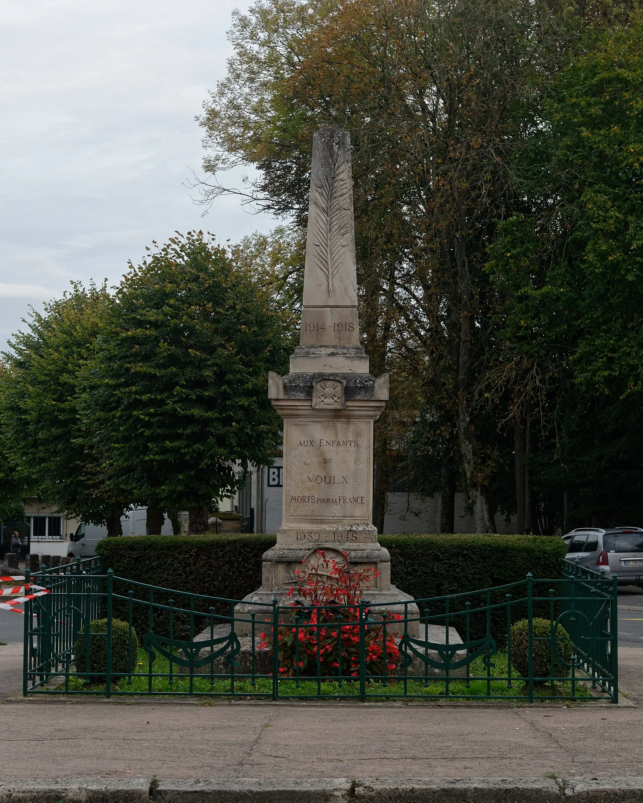 Photo showing: Monument aux morts de Voulx (Seine-et-Marne, région Île-de-France), à l'angle de la grande rue et de la rue des Tilleuls.