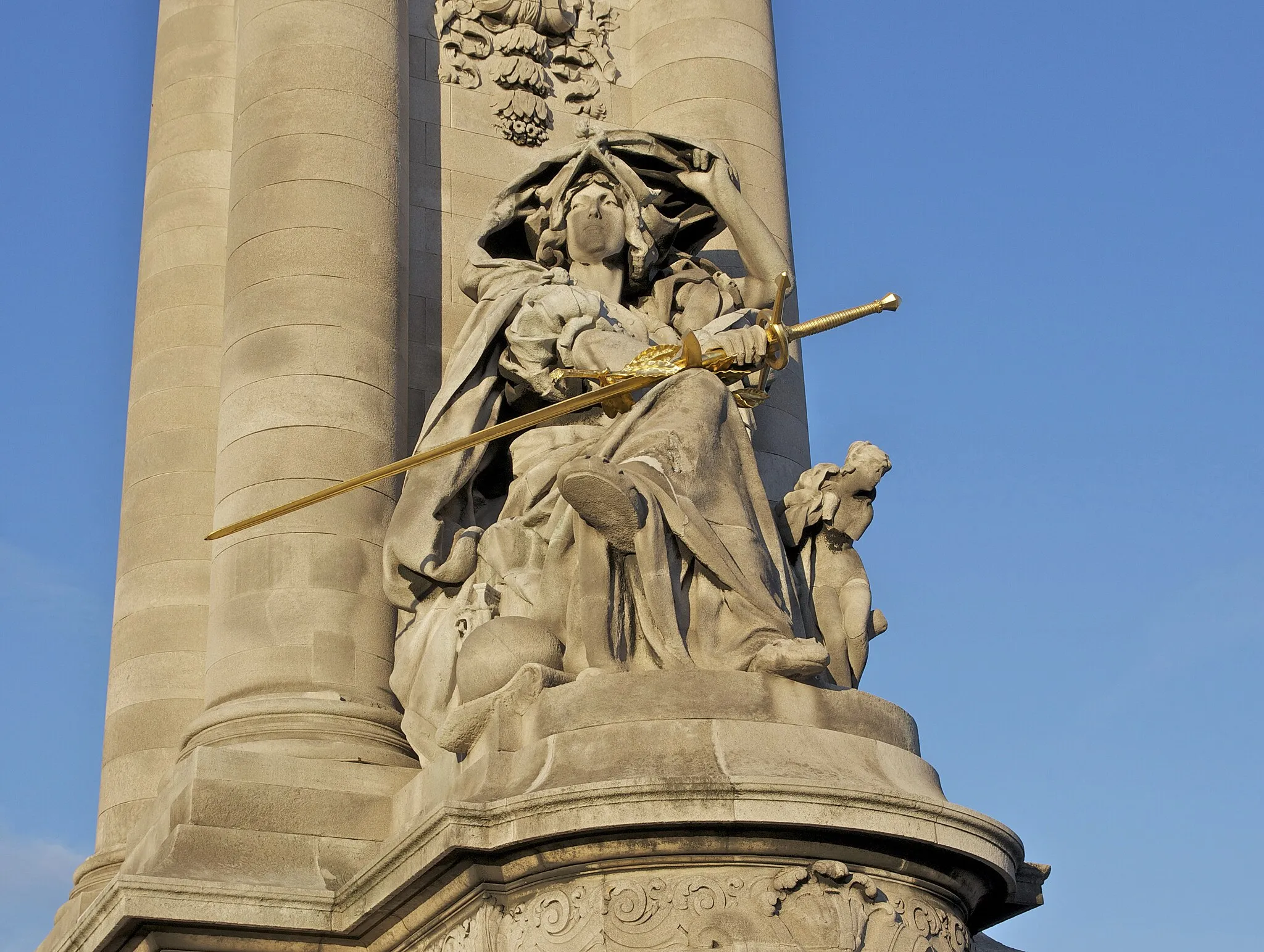 Photo showing: Allegory of "France of the Renaissance", by Jules Coutan, detail of Alexandre III bridge, in Paris.