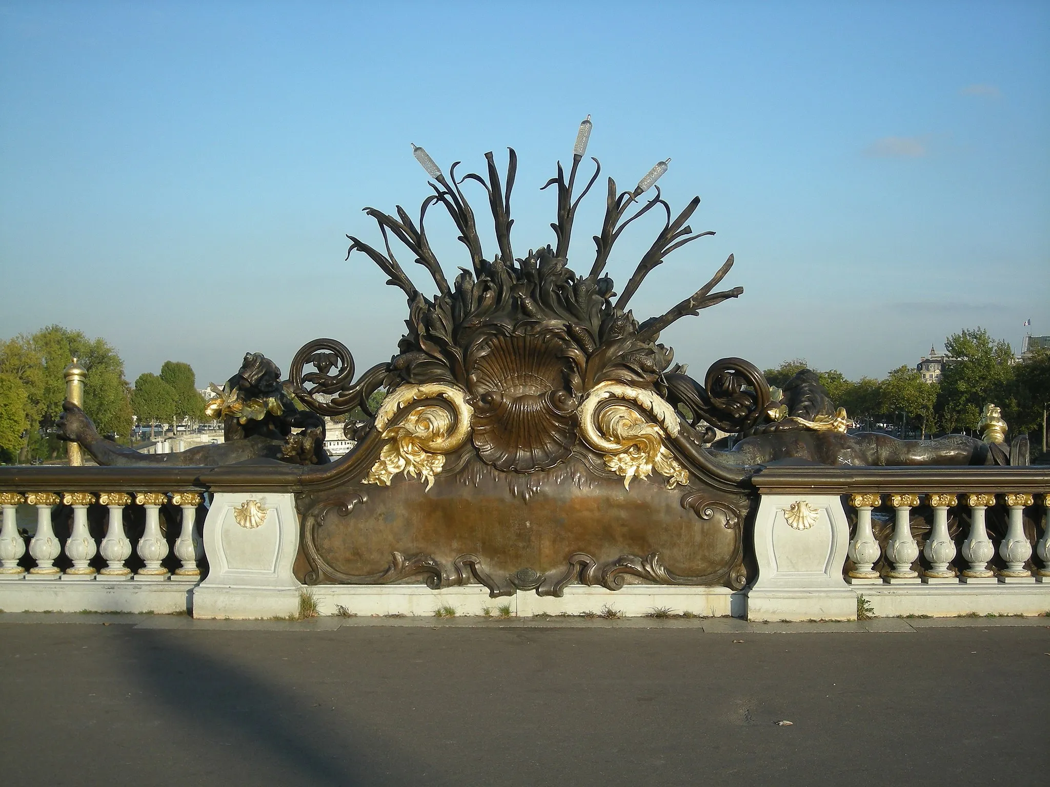 Photo showing: Sculpture on Pont Alexandre-III, Paris, France.
