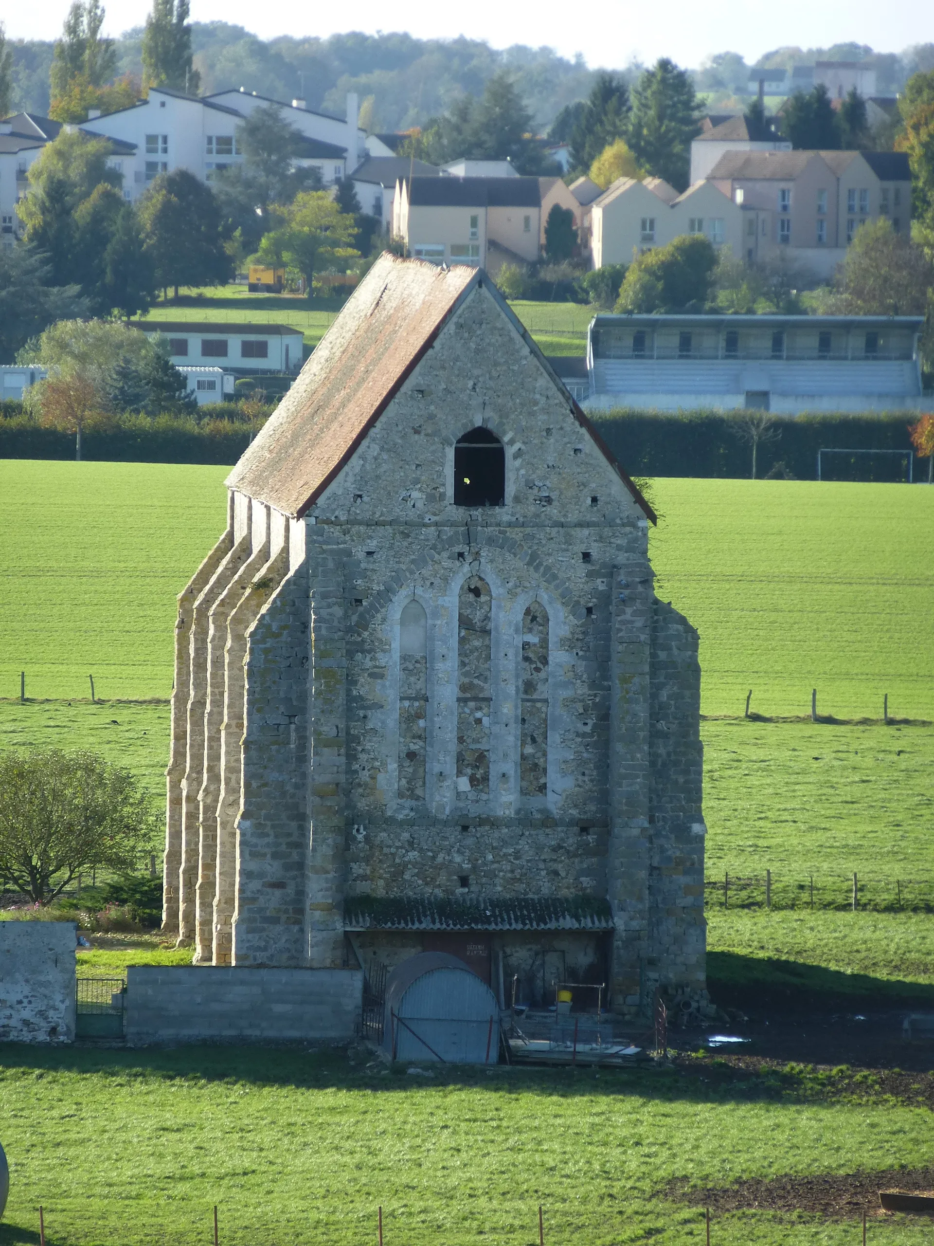Photo showing: Ancienne chapelle devenue une grange, seul vestige d'une commanderie templière. (Commune de Saint-Martin-des-Champs, département de la Seine-et-Marne, région Île-de-France).