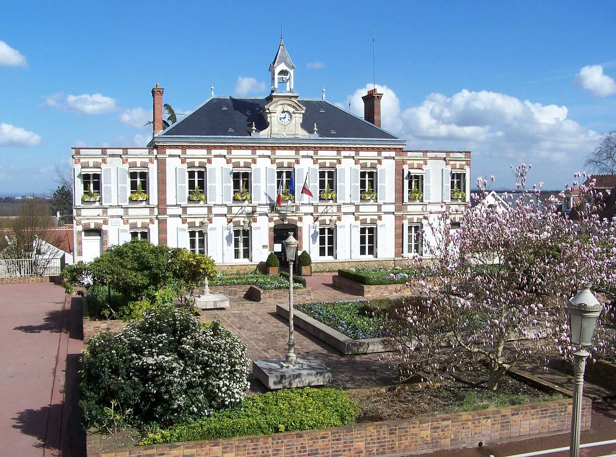 Photo showing: Town hall of Chambourcy (Yvelines, France)