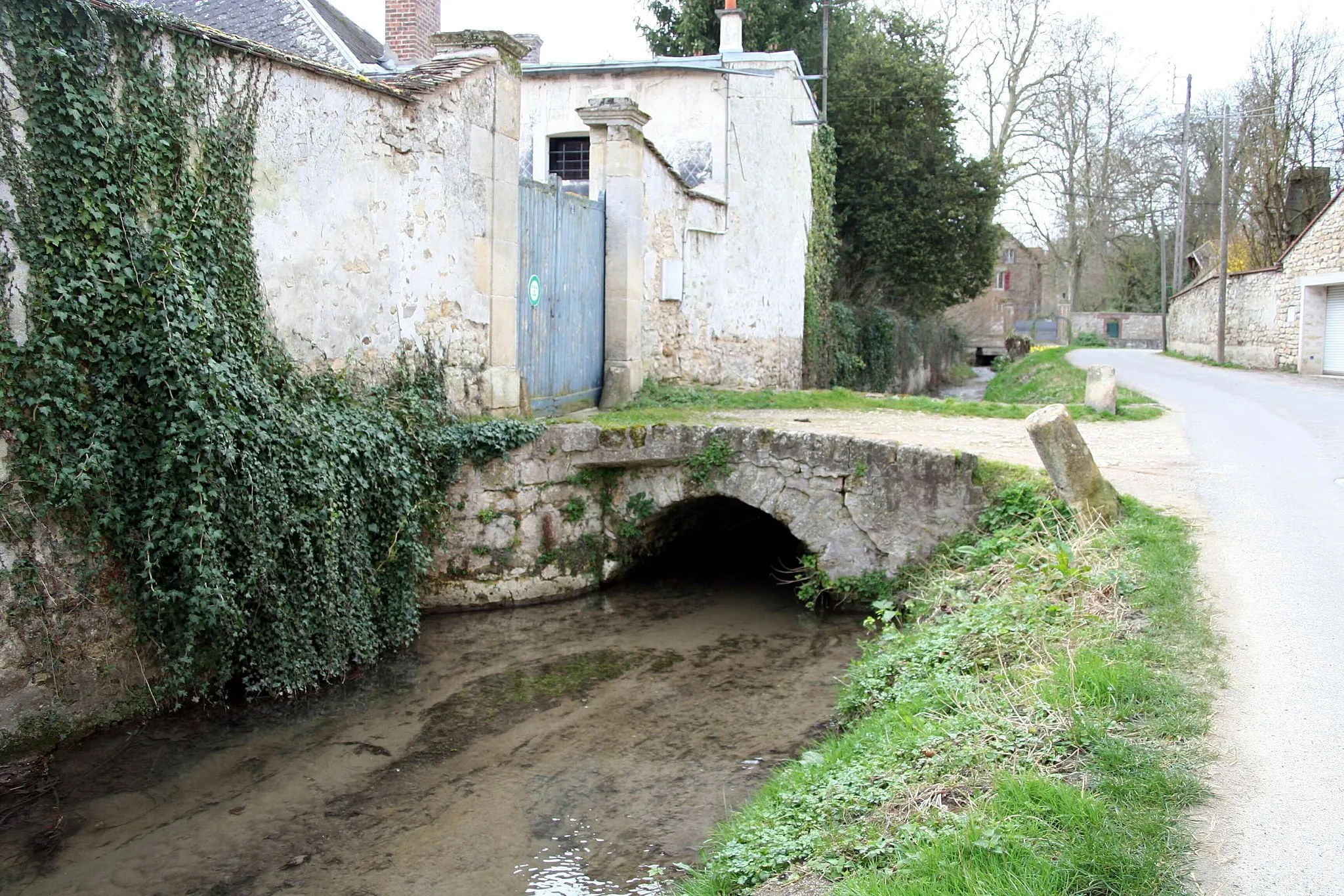 Photo showing: ruisseau La Montcient à Brueil-en-Vexin - Yvelines (France)