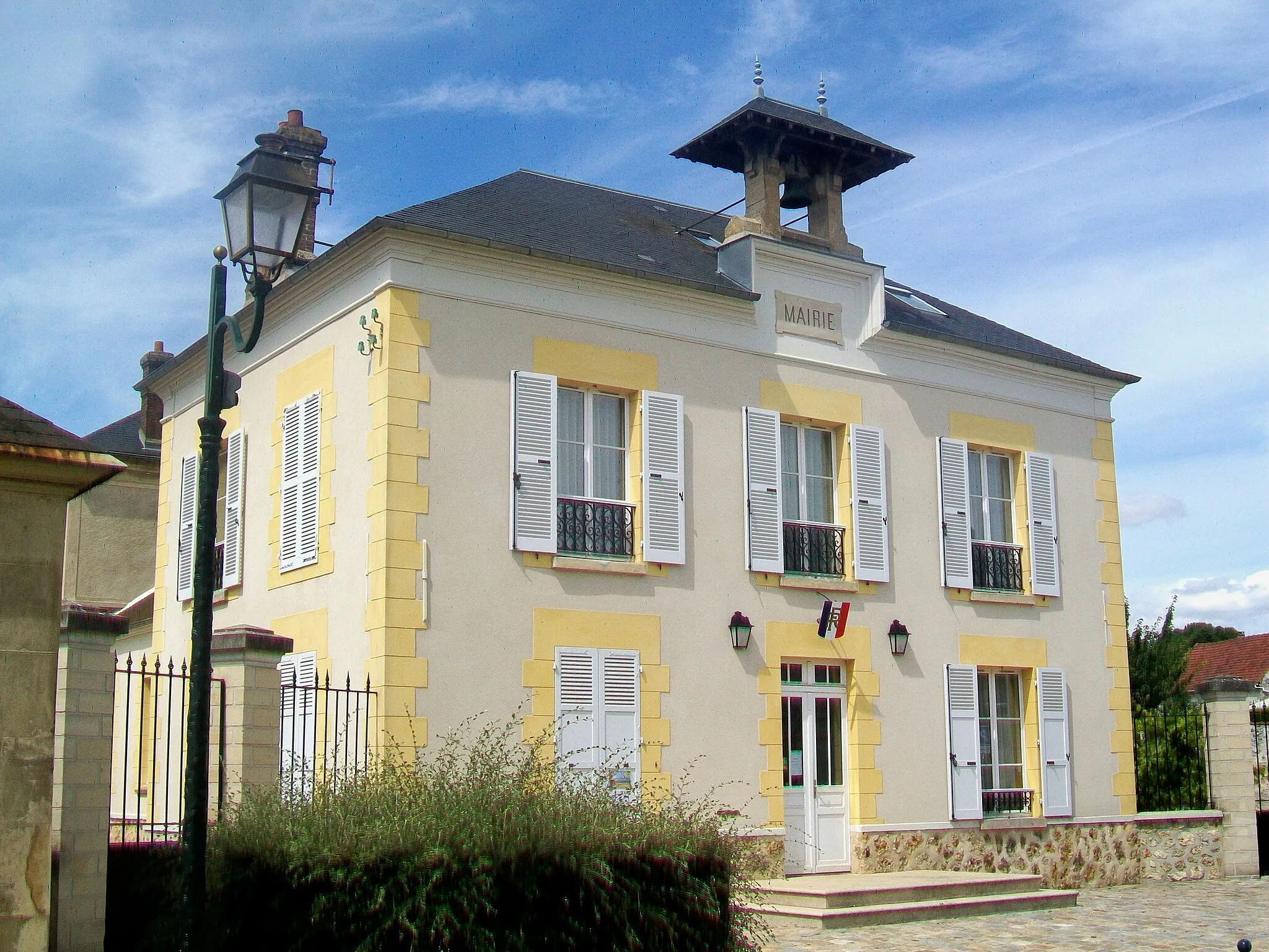 Photo showing: La mairie d'Avernes.