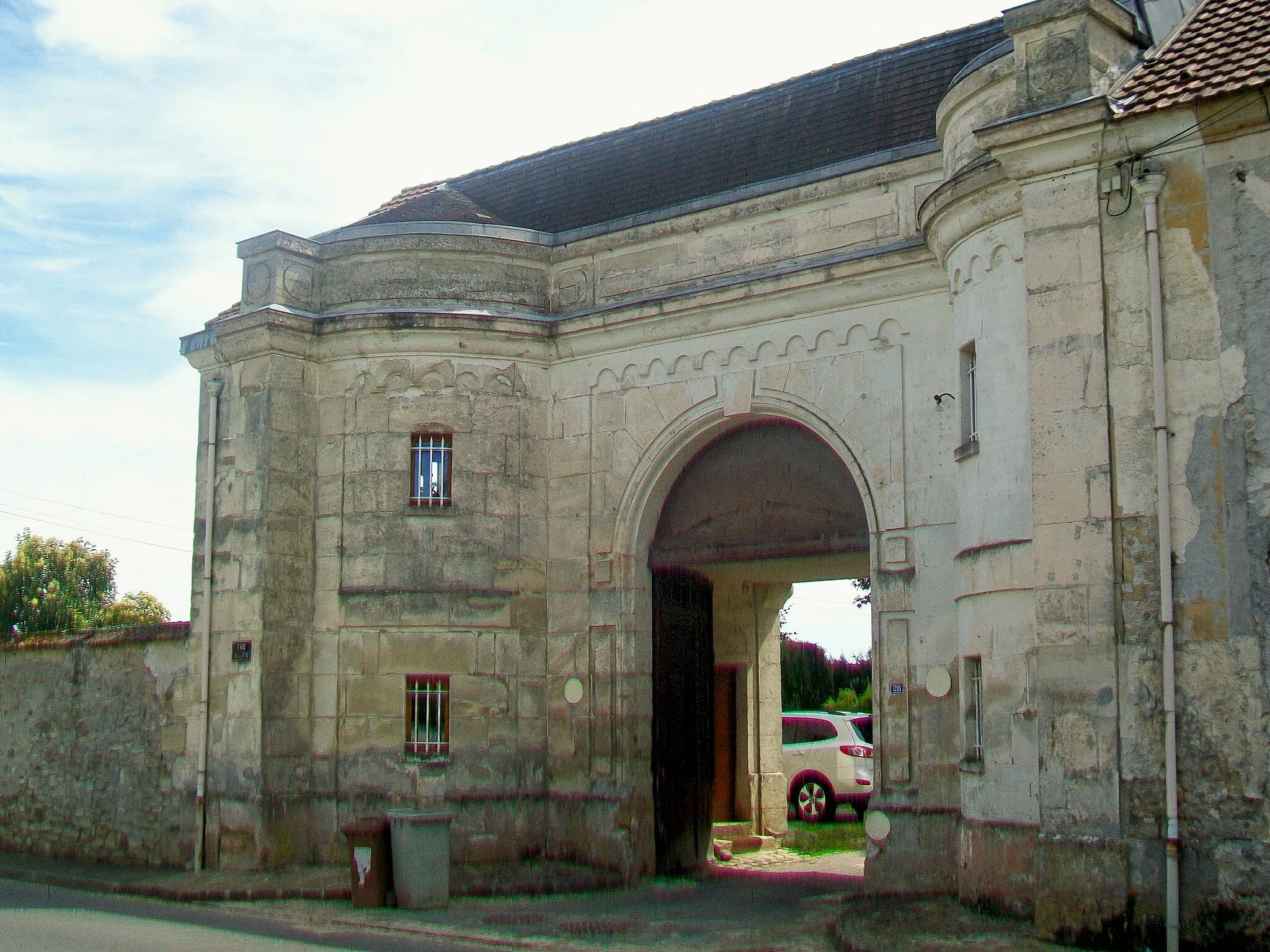 Photo showing: Le portail du château, rue Valette.