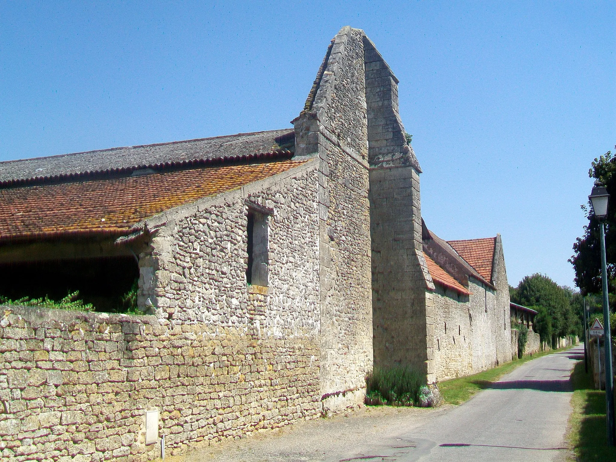 Photo showing: Ferme et mur pignon de l'ancienne grange dîmière, rue des Faubourgs.