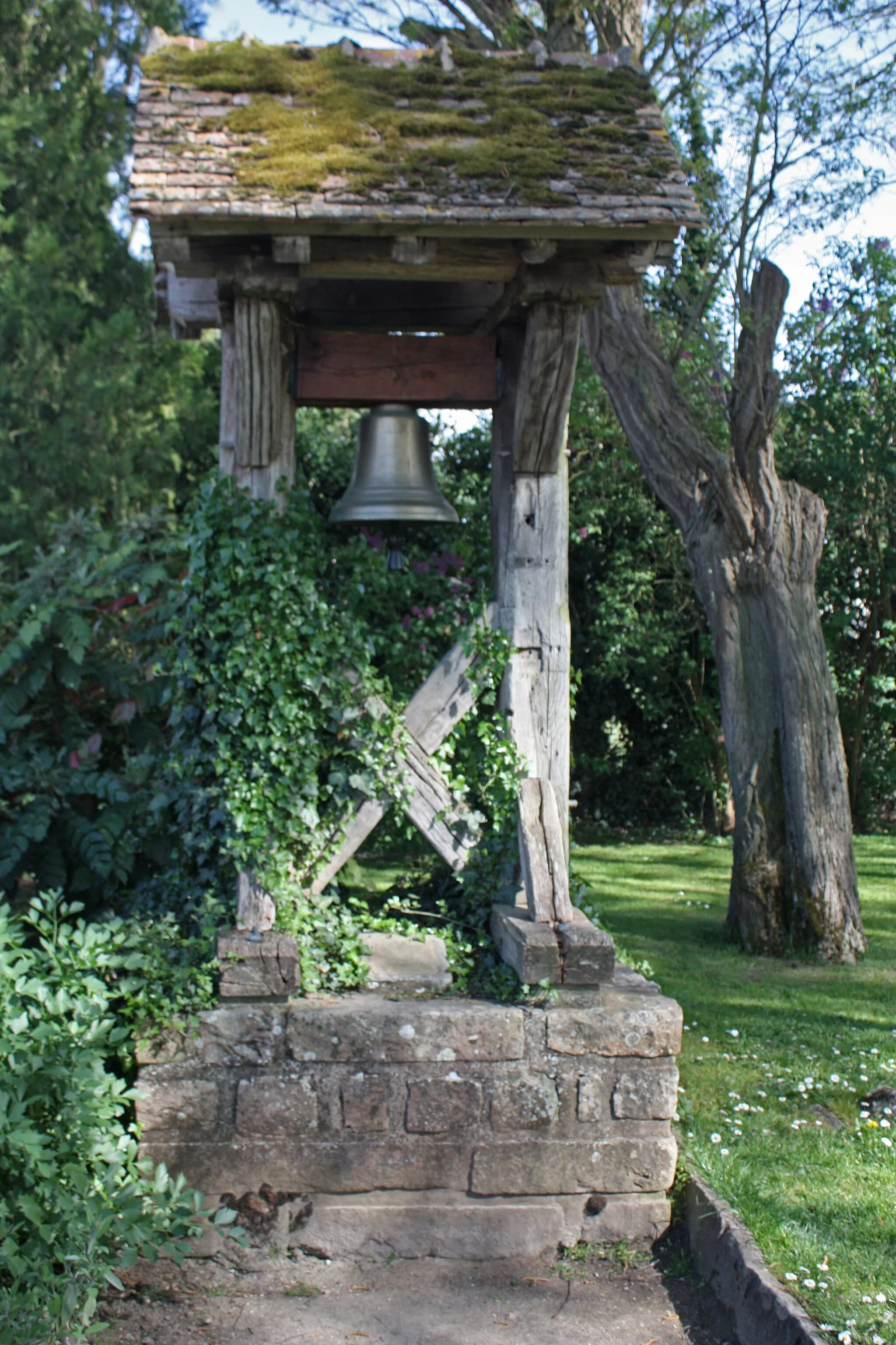 Photo showing: Ancienne cloche de la halle, déposée avec sa charpente. Elle sonnait le début et la fin des foires et des marchés.