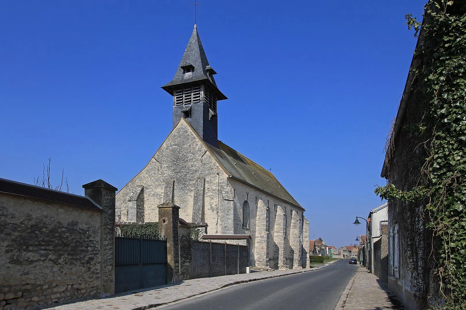 Photo showing: église de La Forêt Sainte Croix