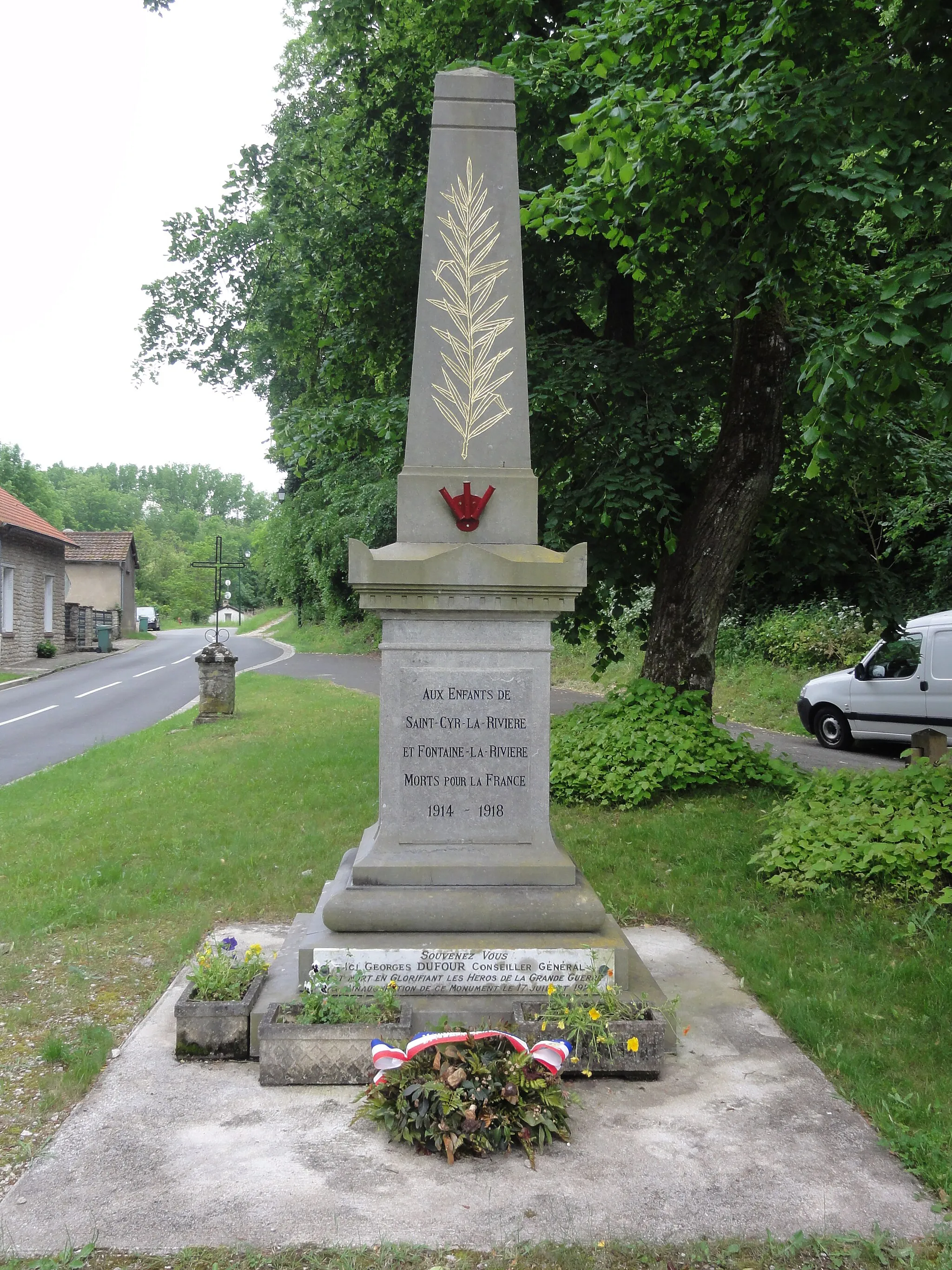 Photo showing: Saint-Cyr-la-Rivière (Essonne) Monument aux morts des communes des Saint-Cyr-la-Rivière et de Fontaine-la-Rivière