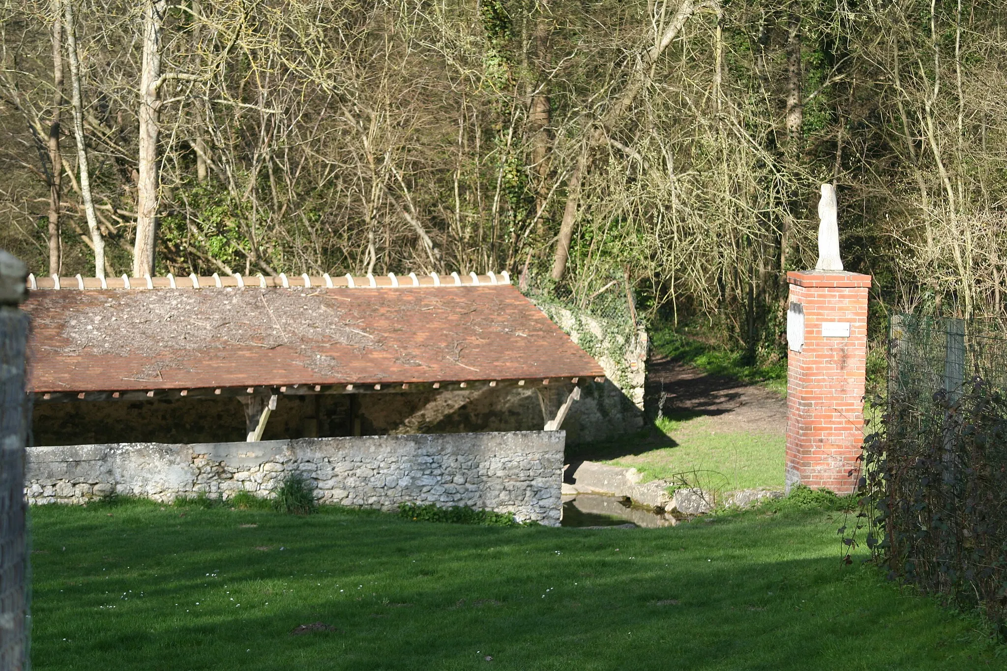 Photo showing: Source de la Chalouette, lavoir et statue de Sainte Apolline