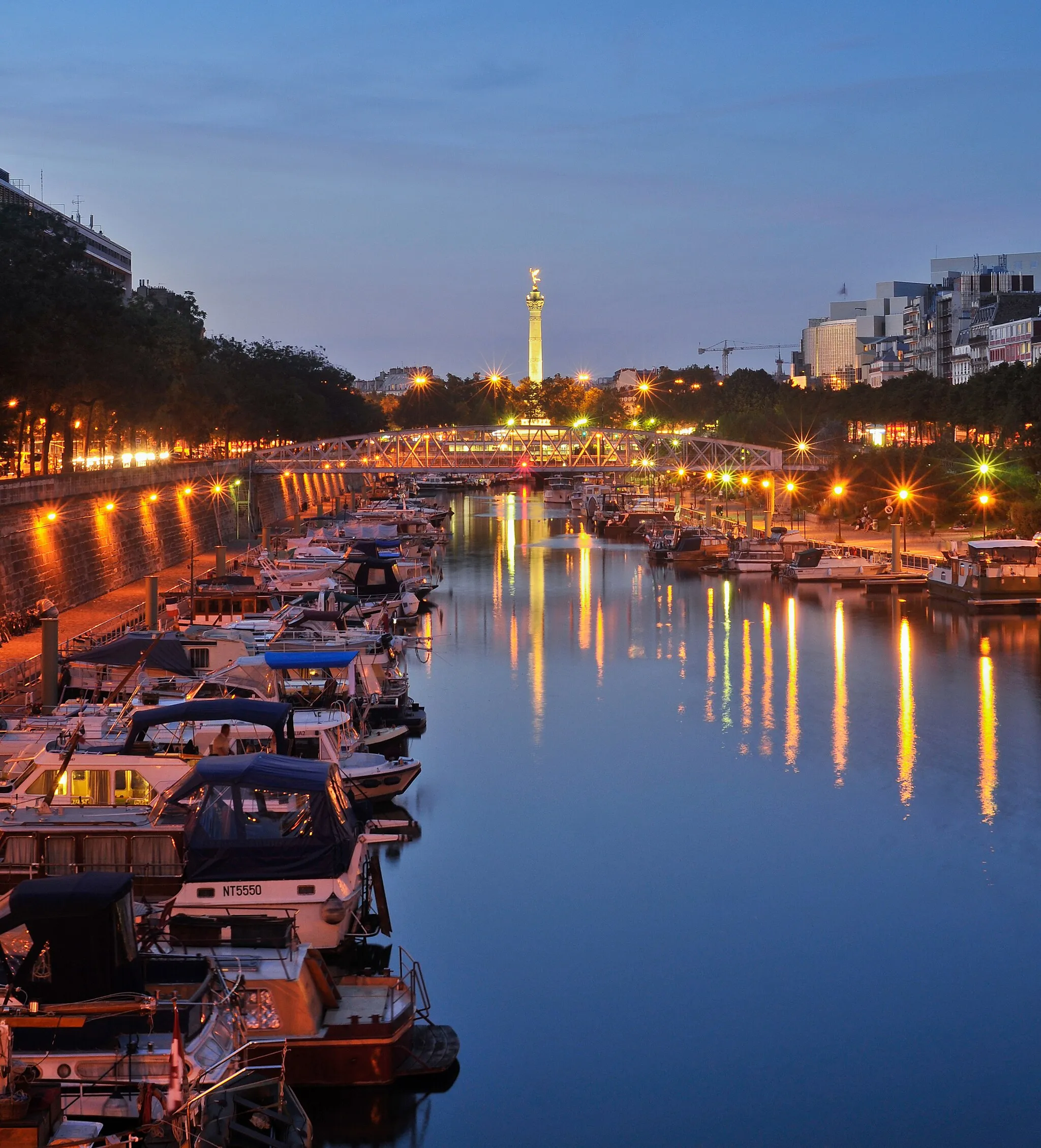 Photo showing: Bassin de l'Arsenal and Colonne de Juillet at night.