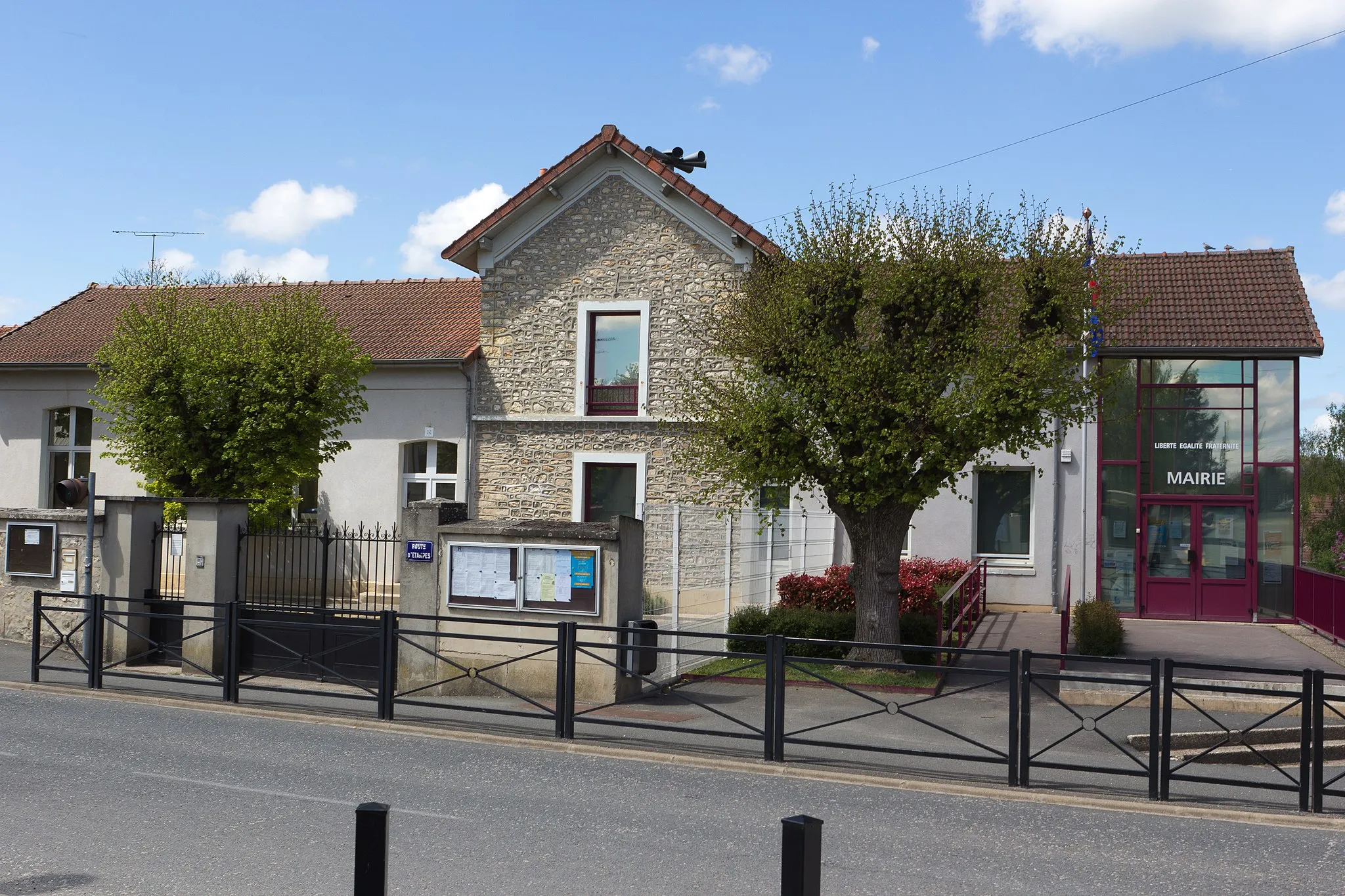 Photo showing: Mairie de D'Huison-Longueville, D'Huison-Longueville, département de l'Essonne, France.