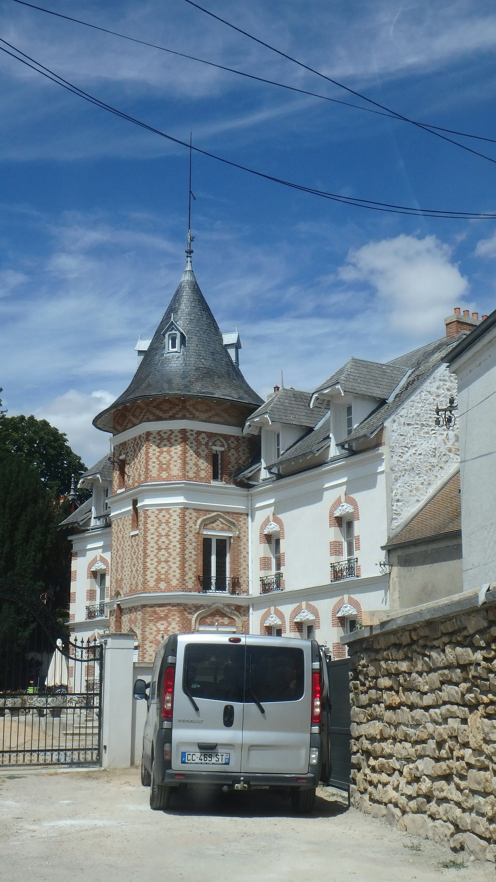 Photo showing: Château de D'Huison-Longueville