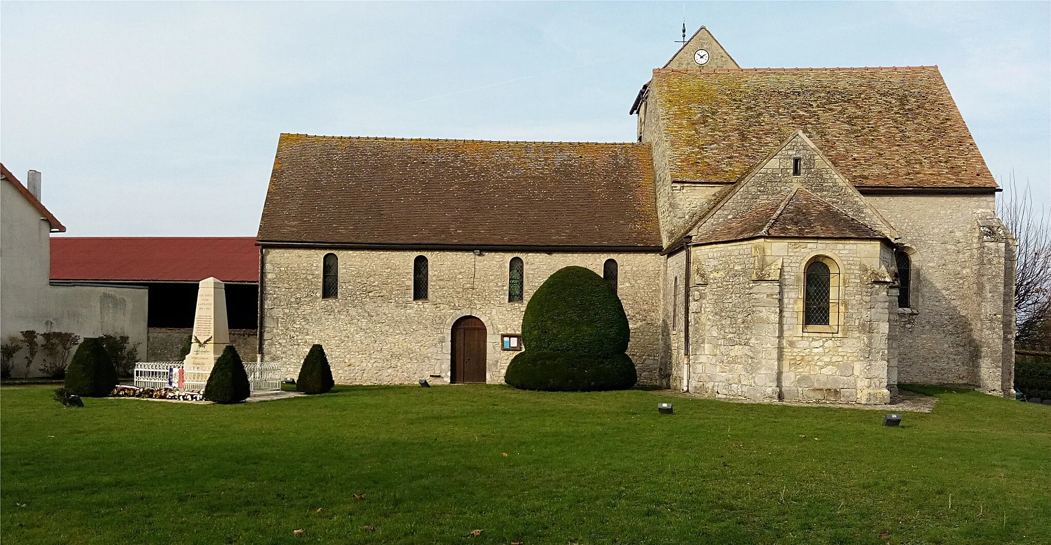 Photo showing: Église Sainte-Madeleine et Monument aux Morts, Champmotteux, Essonne, France.