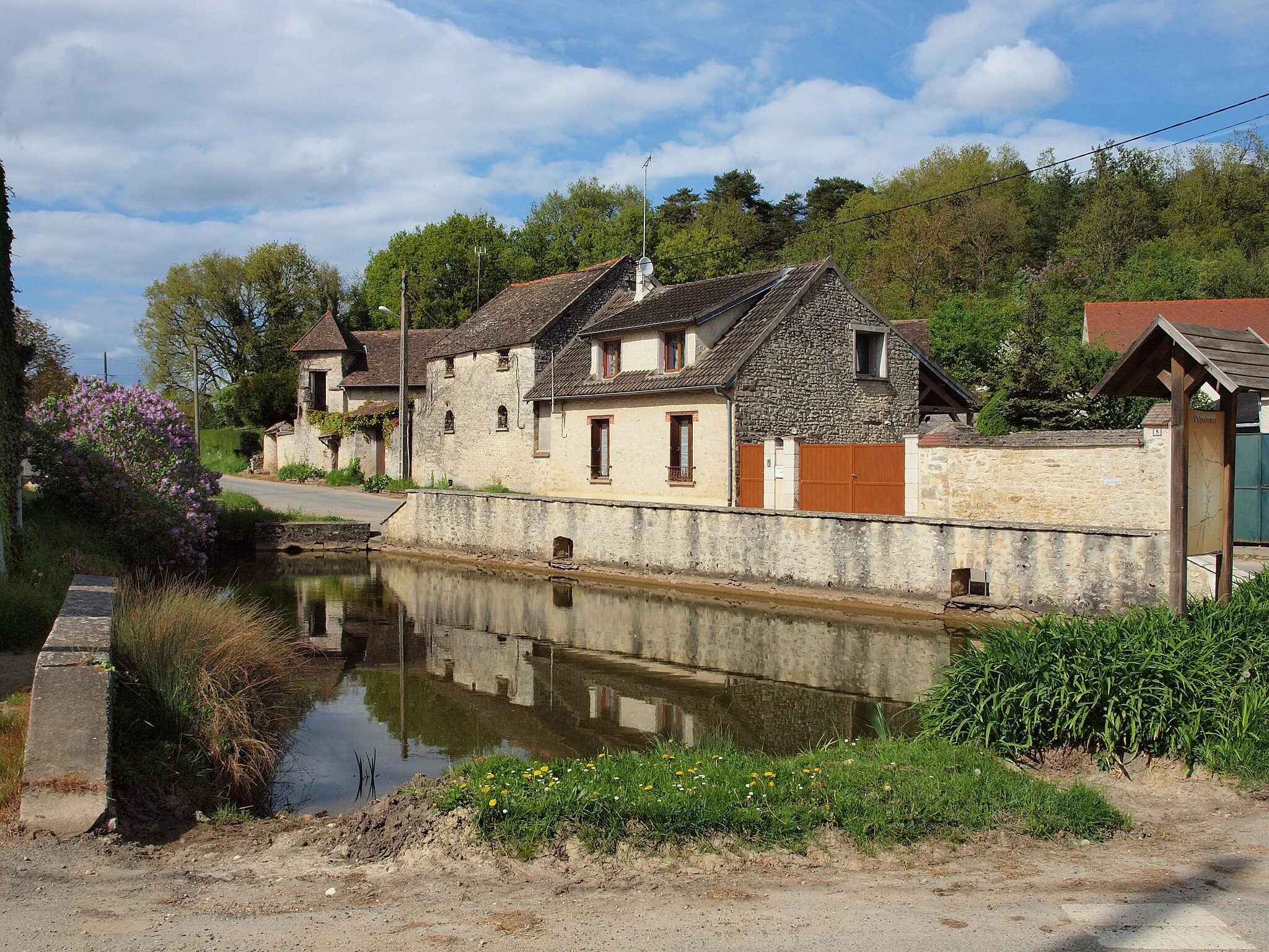 Photo showing: Valpuiseaux (Essonne, France) ; la mare (gloye) du village réaménagée (les troupeaux de bovins ou d'ovins n'y viennent plus boire)