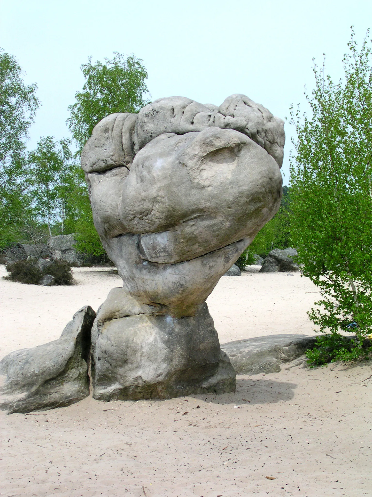 Photo showing: One of the most famous blocks of the Fontainebleau forest : the Biloboquet in the Cul du chien area