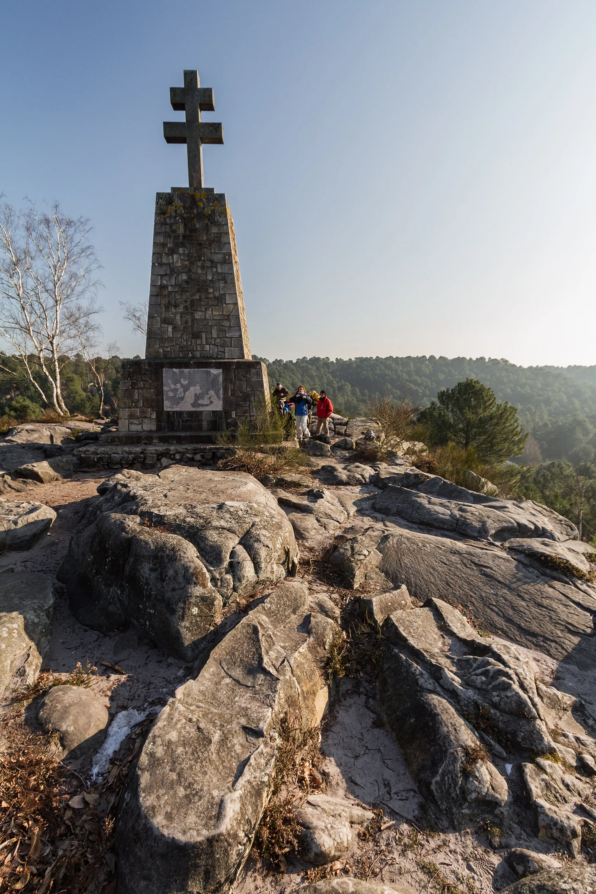 Photo showing: A cross of Lorraine, in tribute to the World War II resistance, in the forrest of the three pines (forêt des trois pignons)