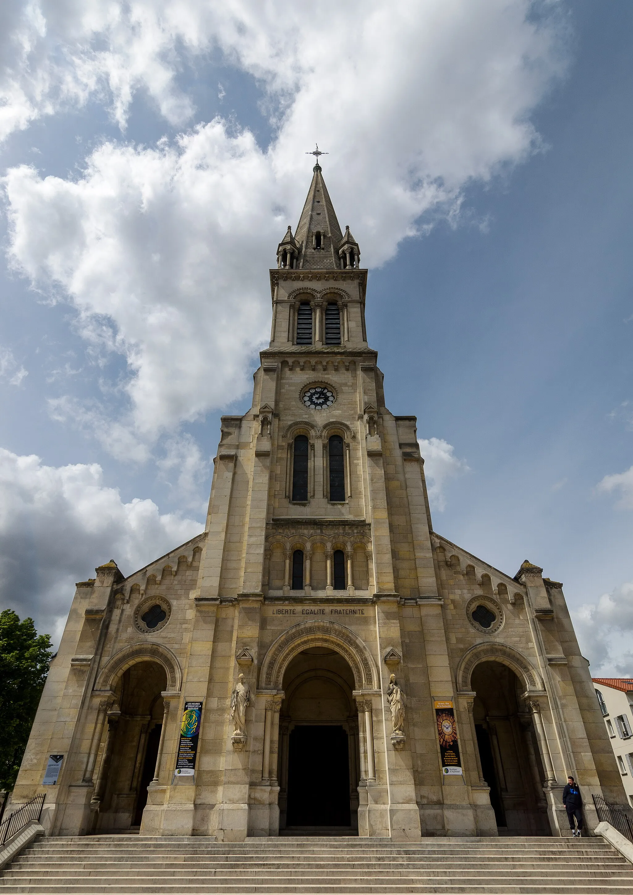 Photo showing: Parvis de la Basilique d'Argenteuil