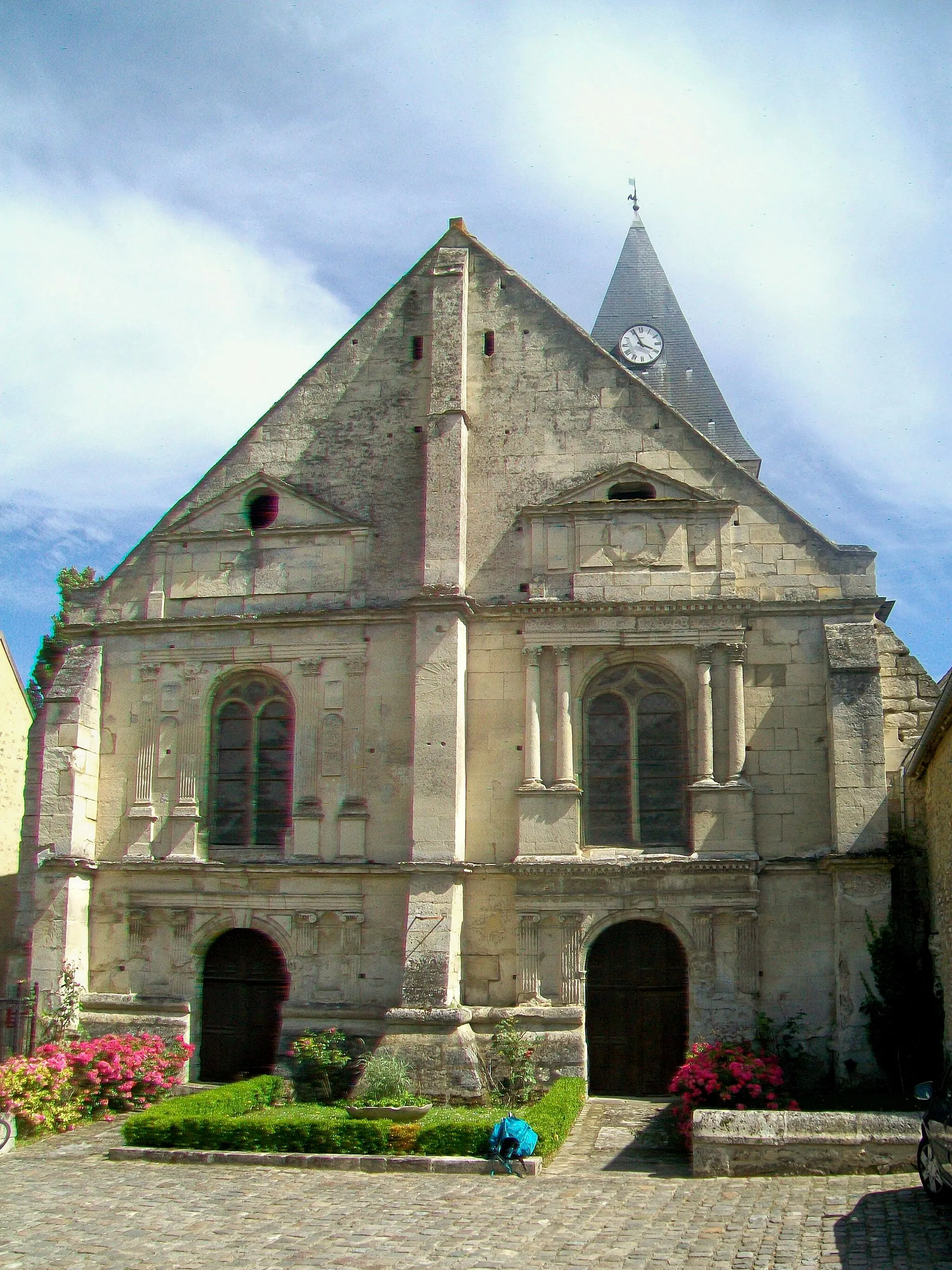 Photo showing: La façade occidentale de l'église à double nef ; c'est la seule façade à donner sur la voie publique (nord-ouest).