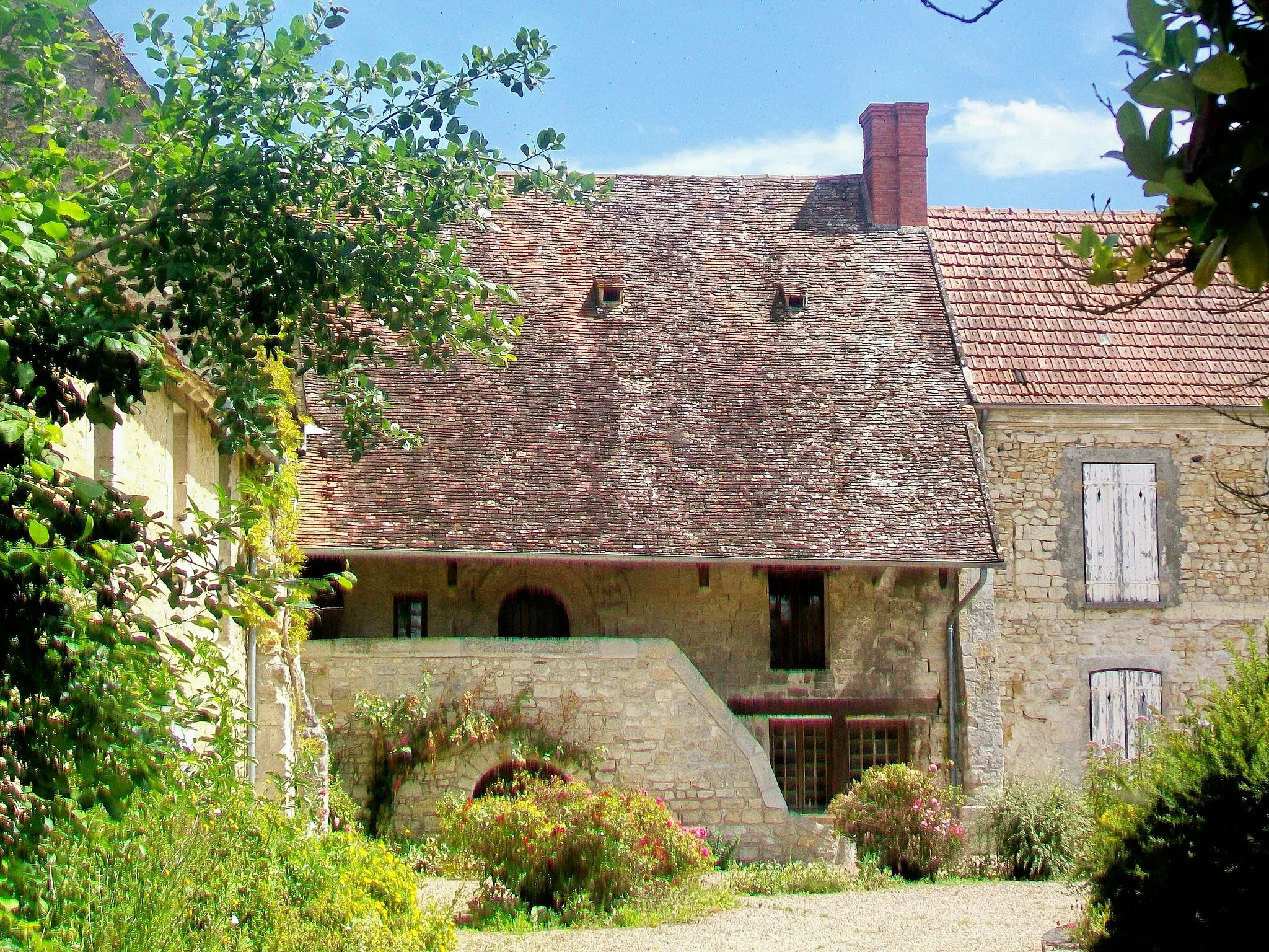 Photo showing: Ancien prieuré, escalier extérieur et porte romane.