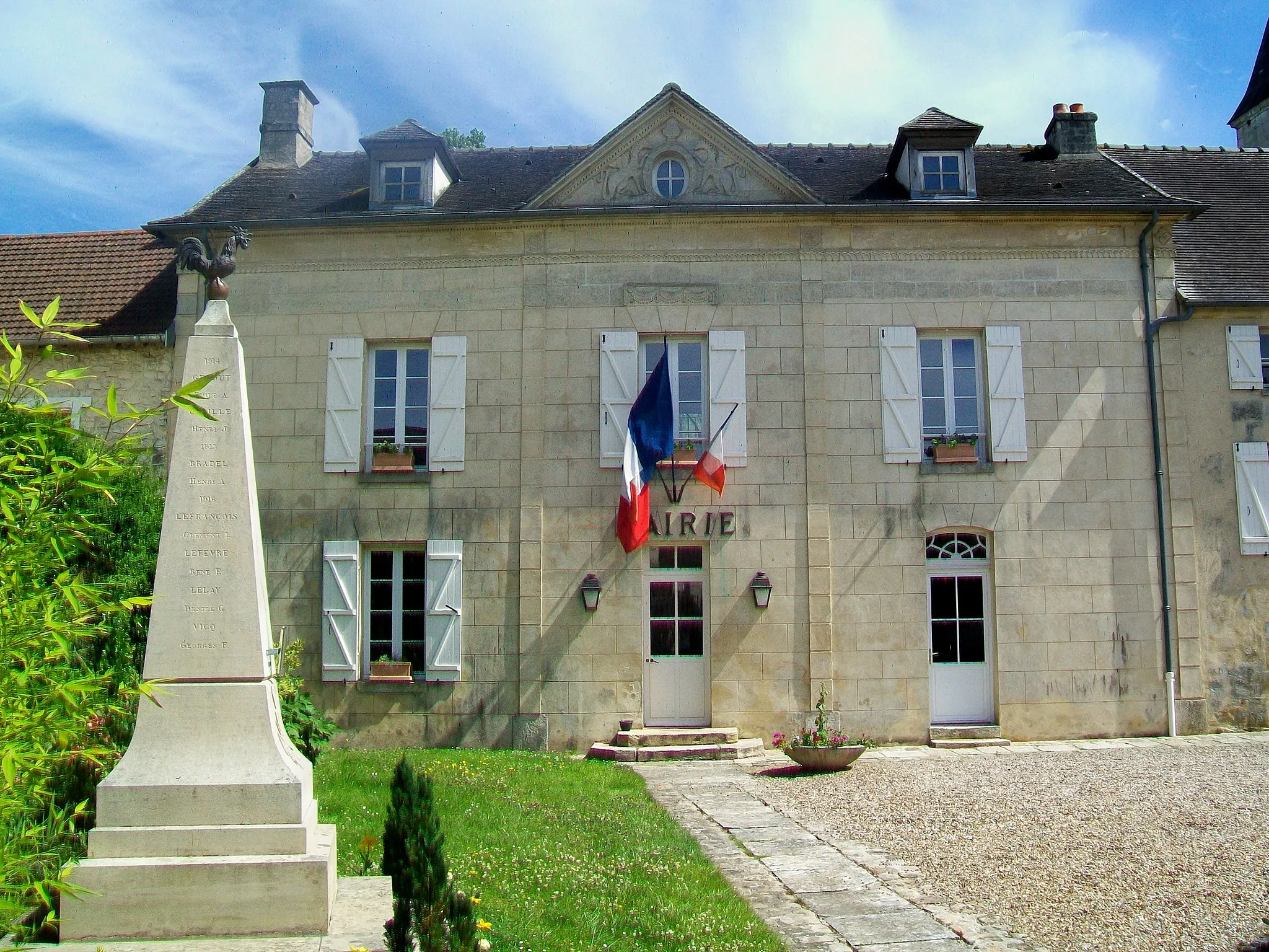 Photo showing: La mairie et le monument aux morts.