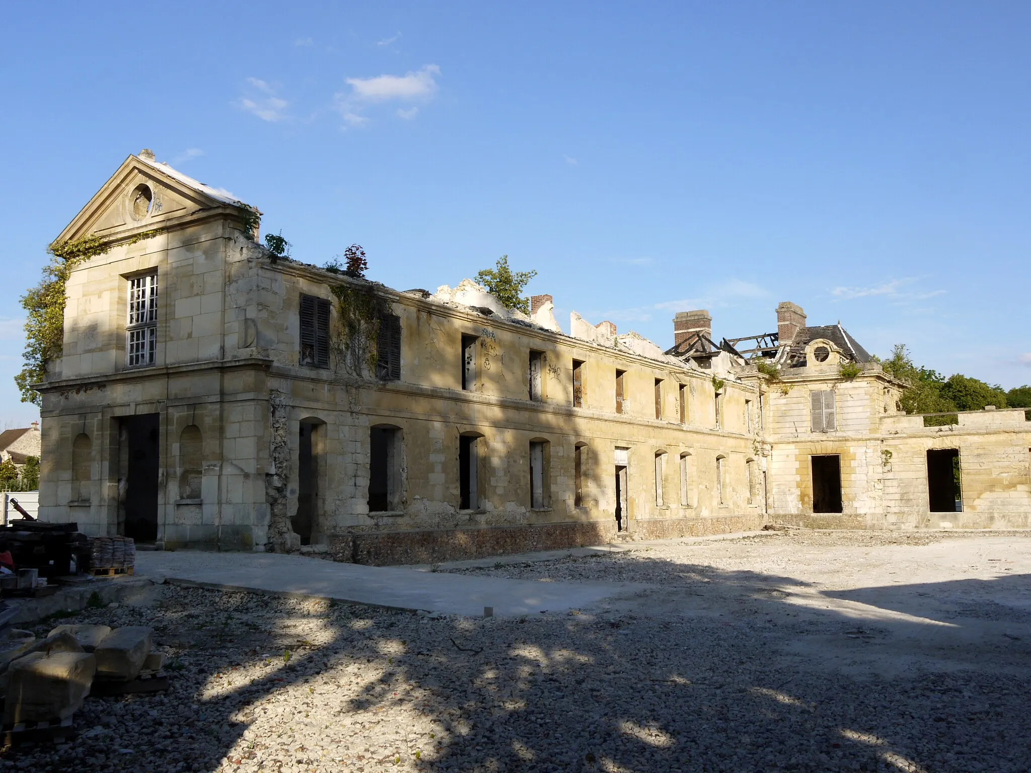 Photo showing: Château de Neuville sur Oise. Il ne fait pas partie des éléments concernés par la protection, qui sont le pavillon d'Amour, son soubassement et sa balustrade ; cf. la notice dans la base Mérimée.