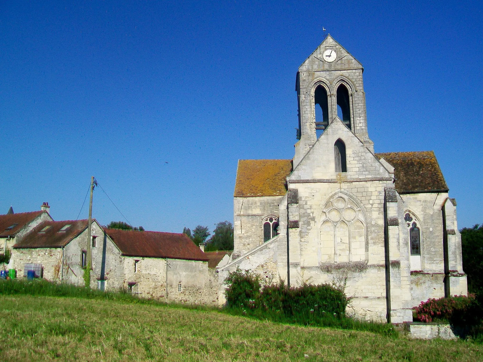 Photo showing: Le chevet et le clocher, depuis l'est.