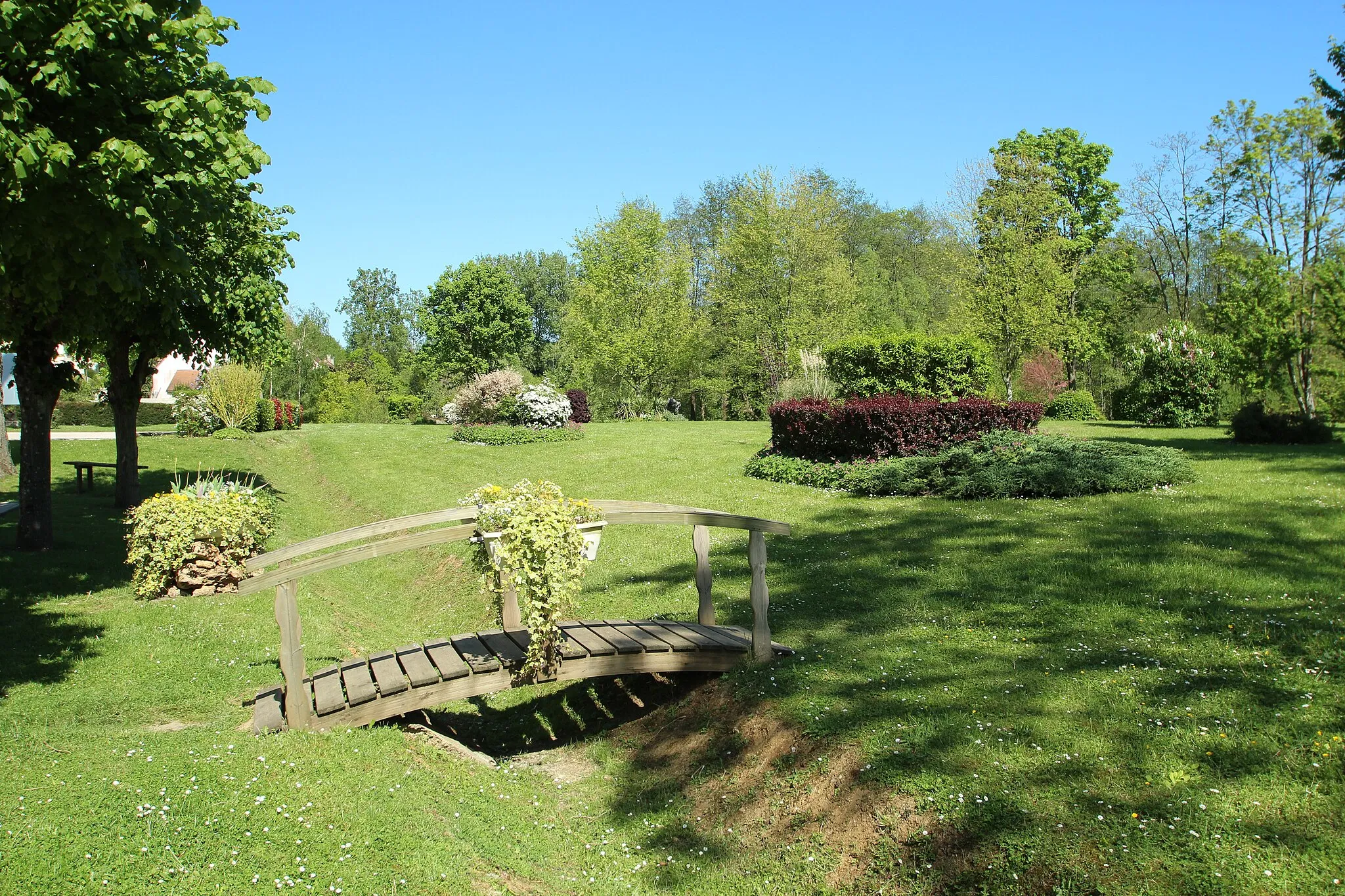 Photo showing: View of the town hall and its park in Lévis-Saint-Nom, France.