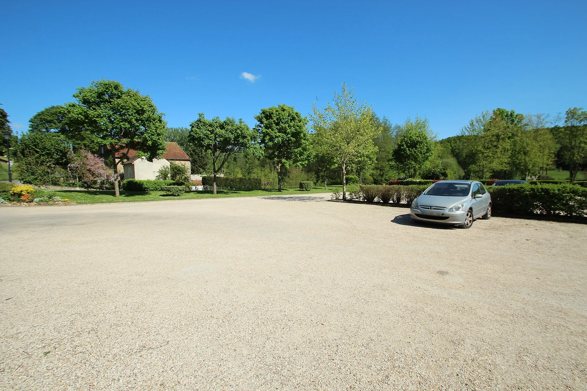 Photo showing: View of the town hall and its park in Lévis-Saint-Nom, France.