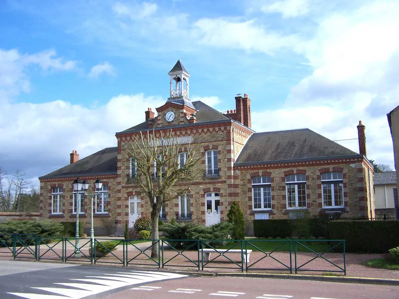 Photo showing: Town hall of Les Bréviaires (Yvelines, France)