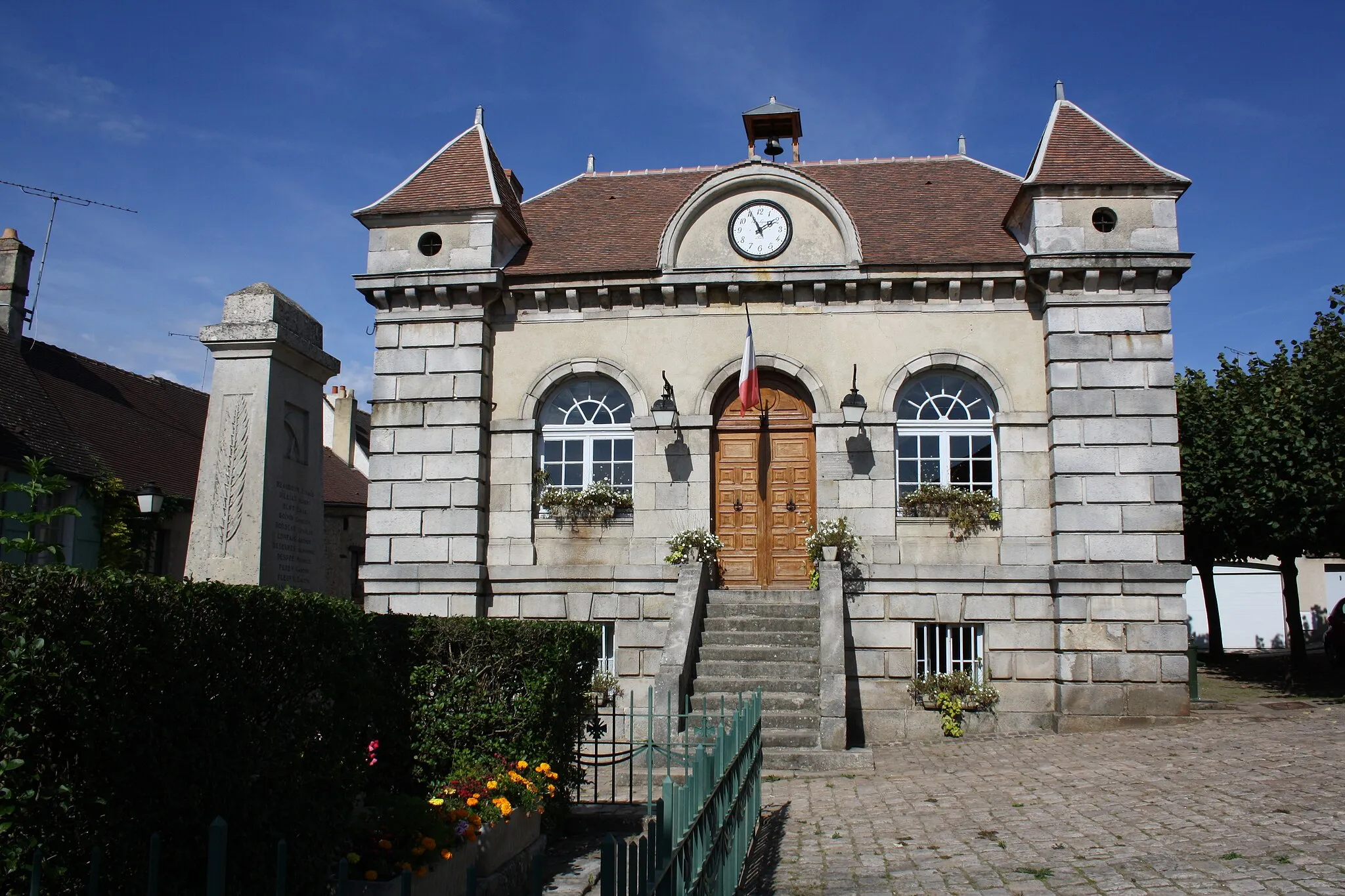 Photo showing: Town hall (Old bailliage) of Rochefort-en-Yvelines, France.