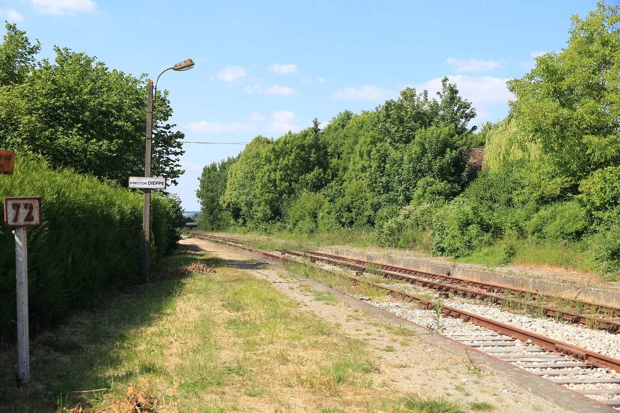 Photo showing: La gare d'Éragny - Bazincourt à l'abandon en juin 2011, Éragny-sur-Epte, Oise, France.