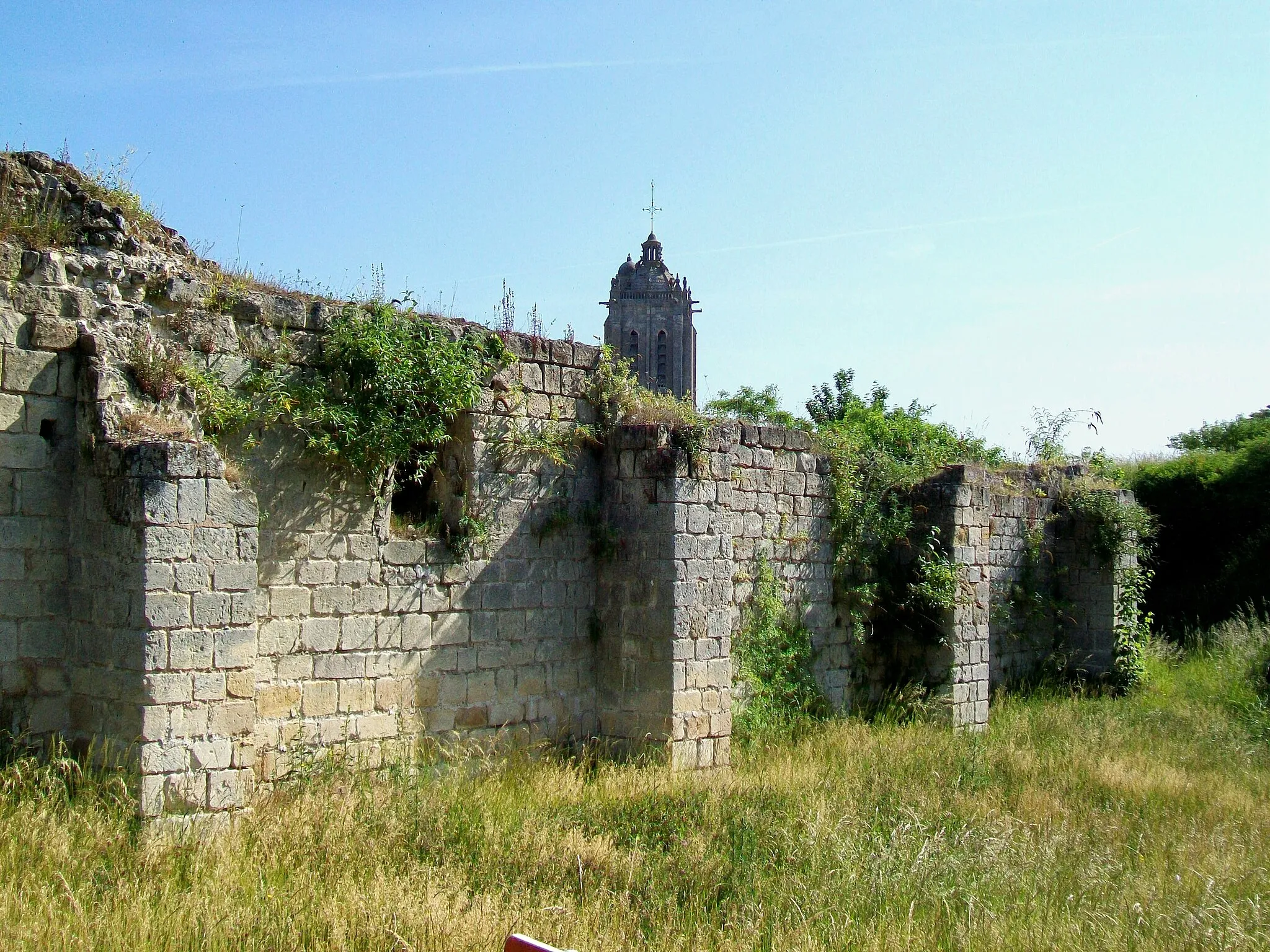 Photo showing: Les ruines du donjon, avec le clocher de l'église Saint-Laurent au fond.