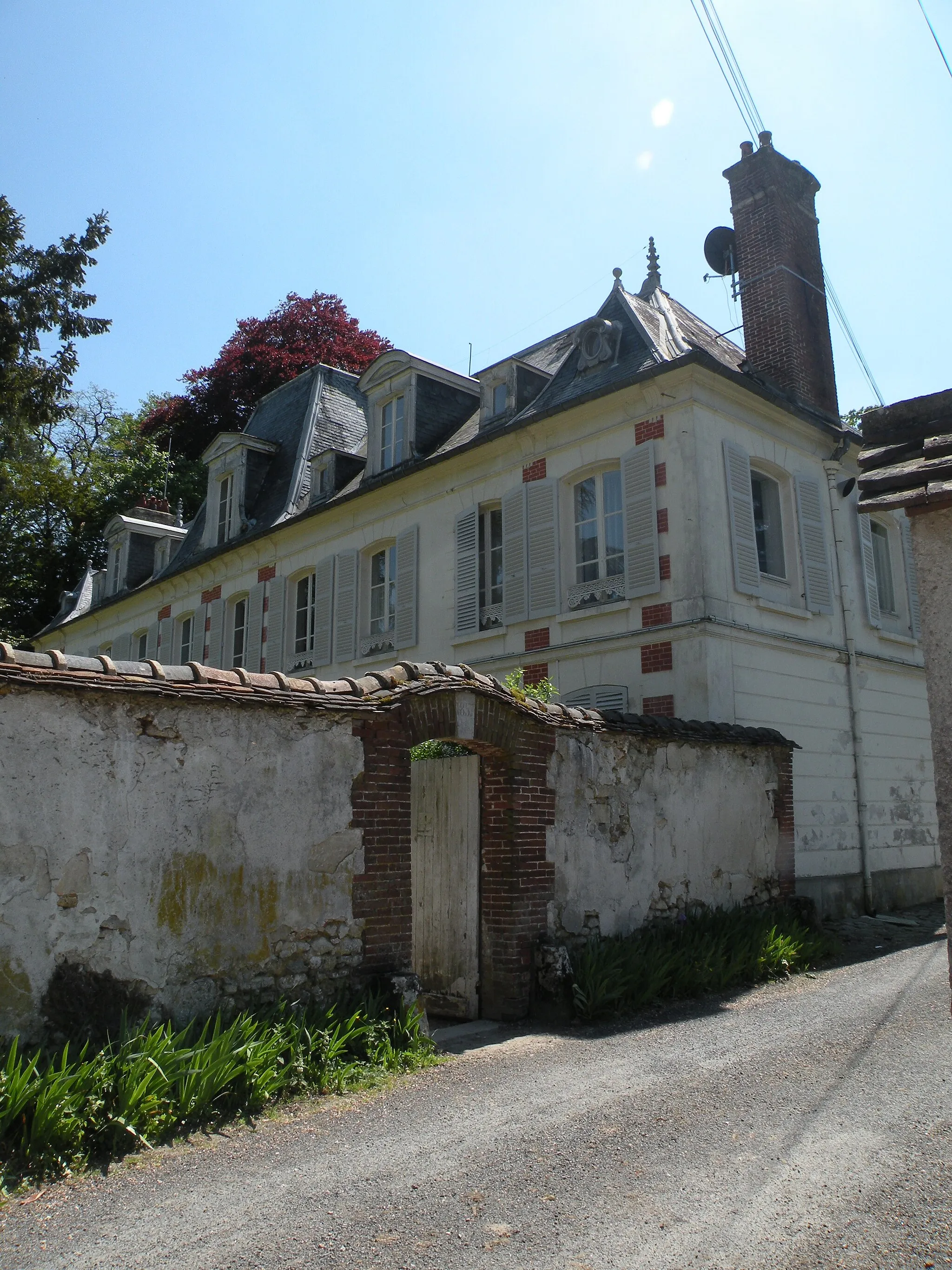 Photo showing: petite entrée du château