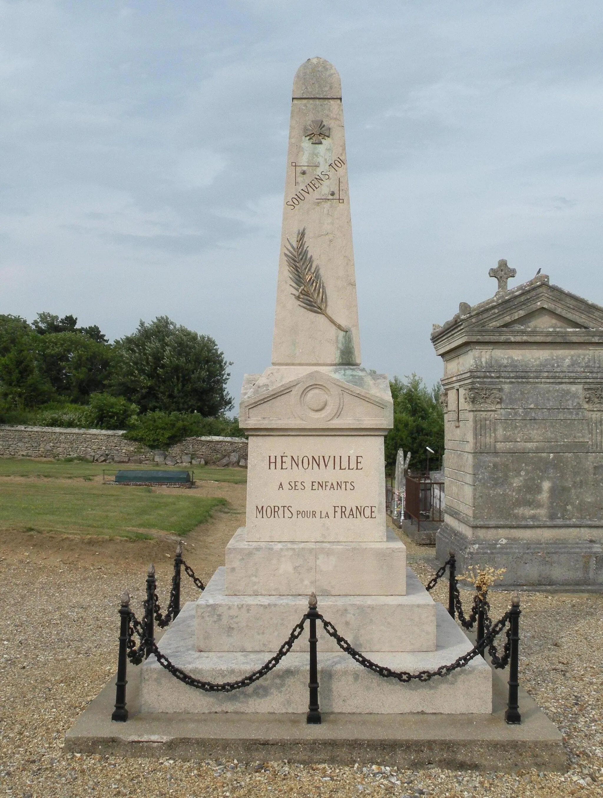 Photo showing: monument aux morts d'Hénonville