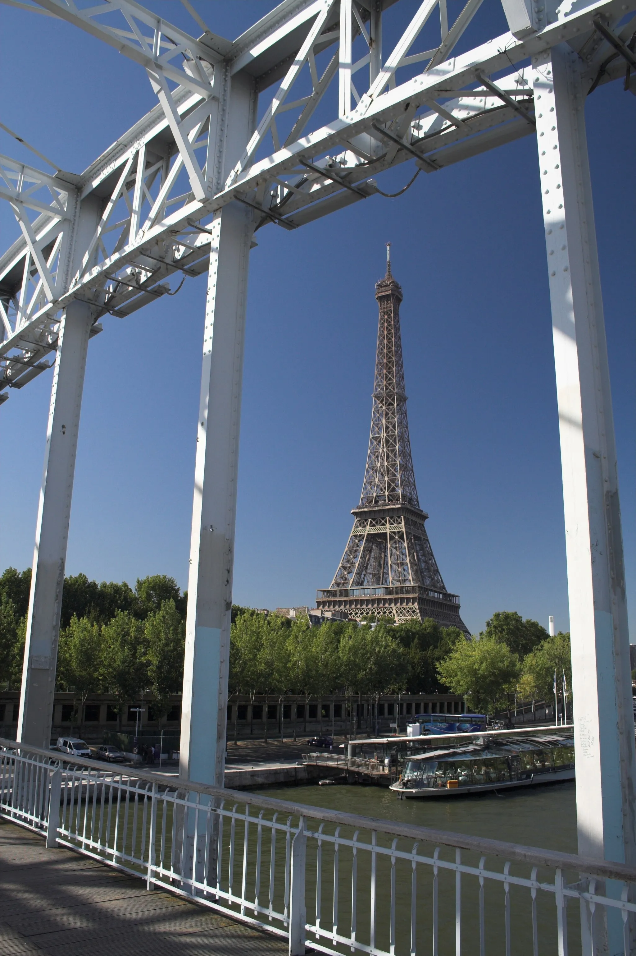 Photo showing: The view of Eiffel Tower, Paris, France, from the bridge Passerelle Debilly