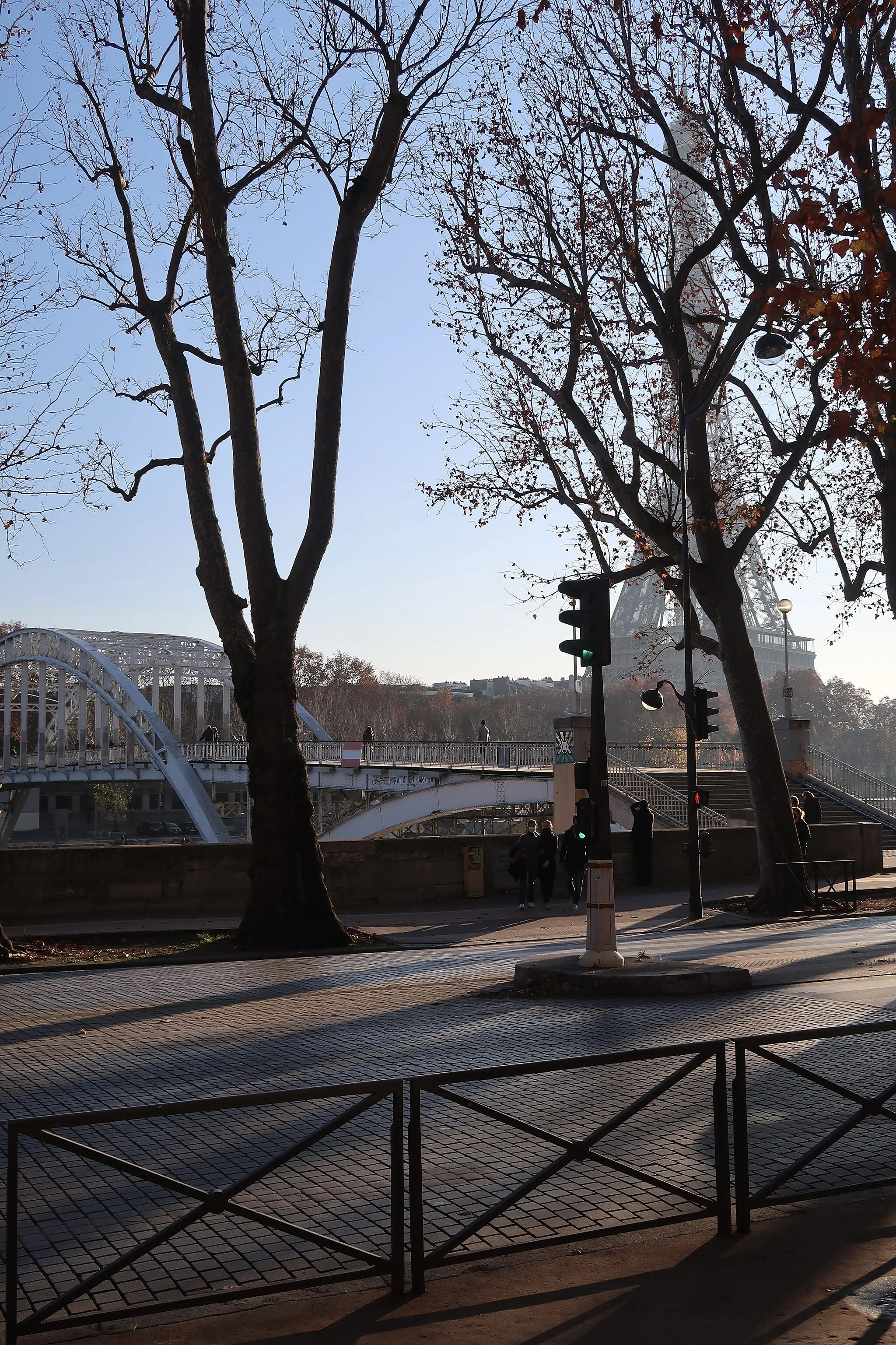 Photo showing: Avenue de New-York, passerelle Debilly et tour Eiffel en arrière-plan (Paris).