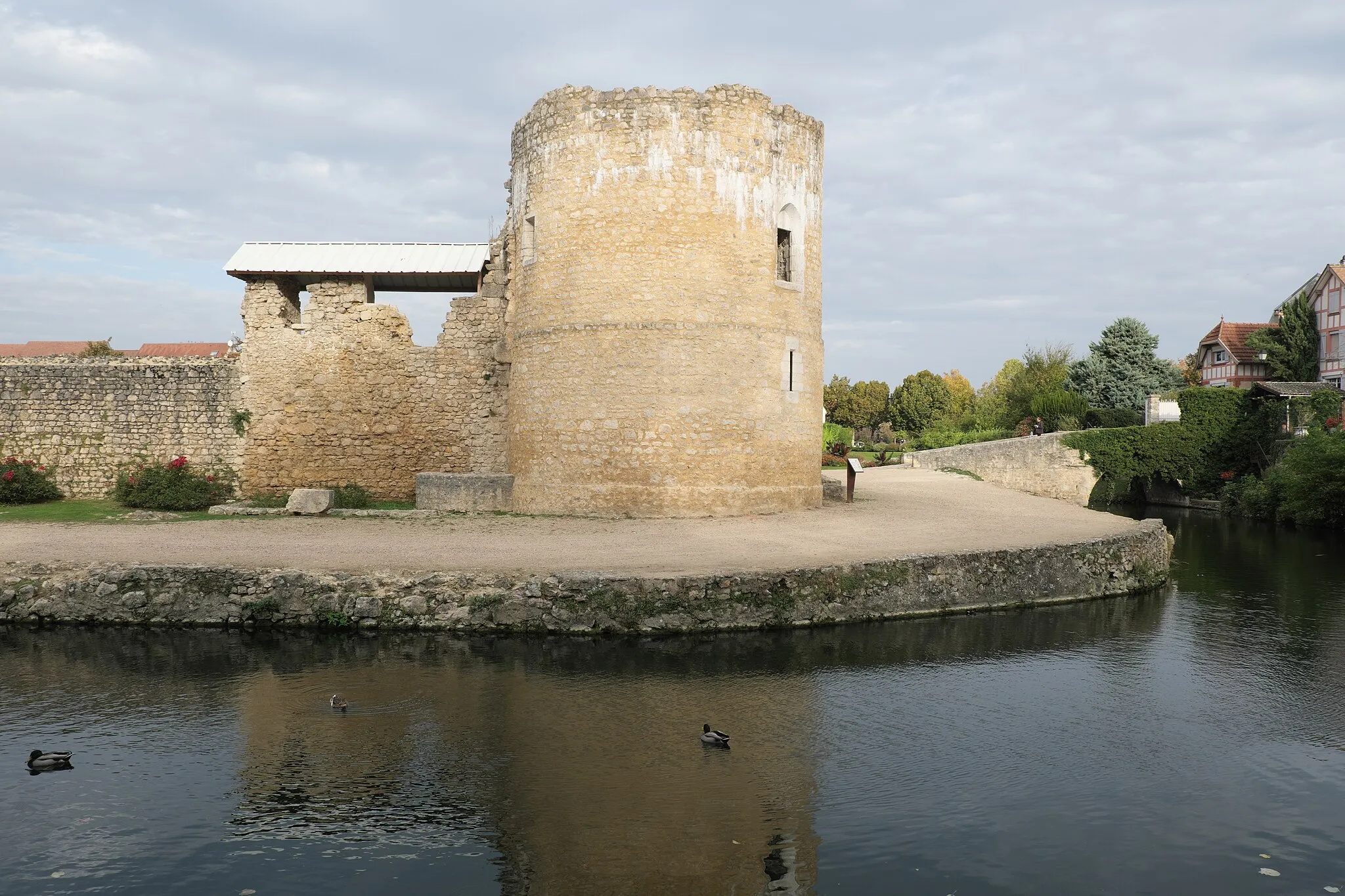 Photo showing: Burg in Brie-Comte-Robert im Département Seine-et-Marne in der Region Île-de-France (Frankreich)