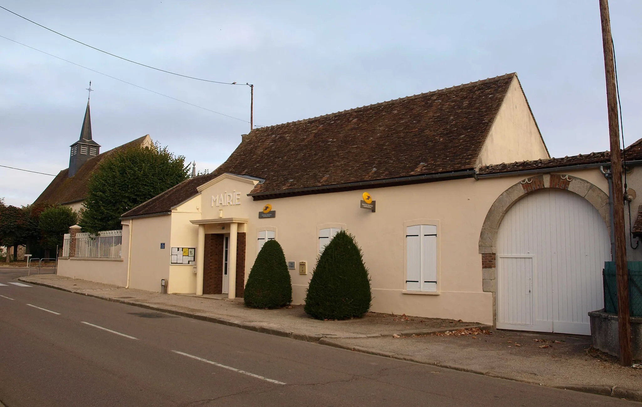 Photo showing: Jouy (Yonne) ; la mairie.