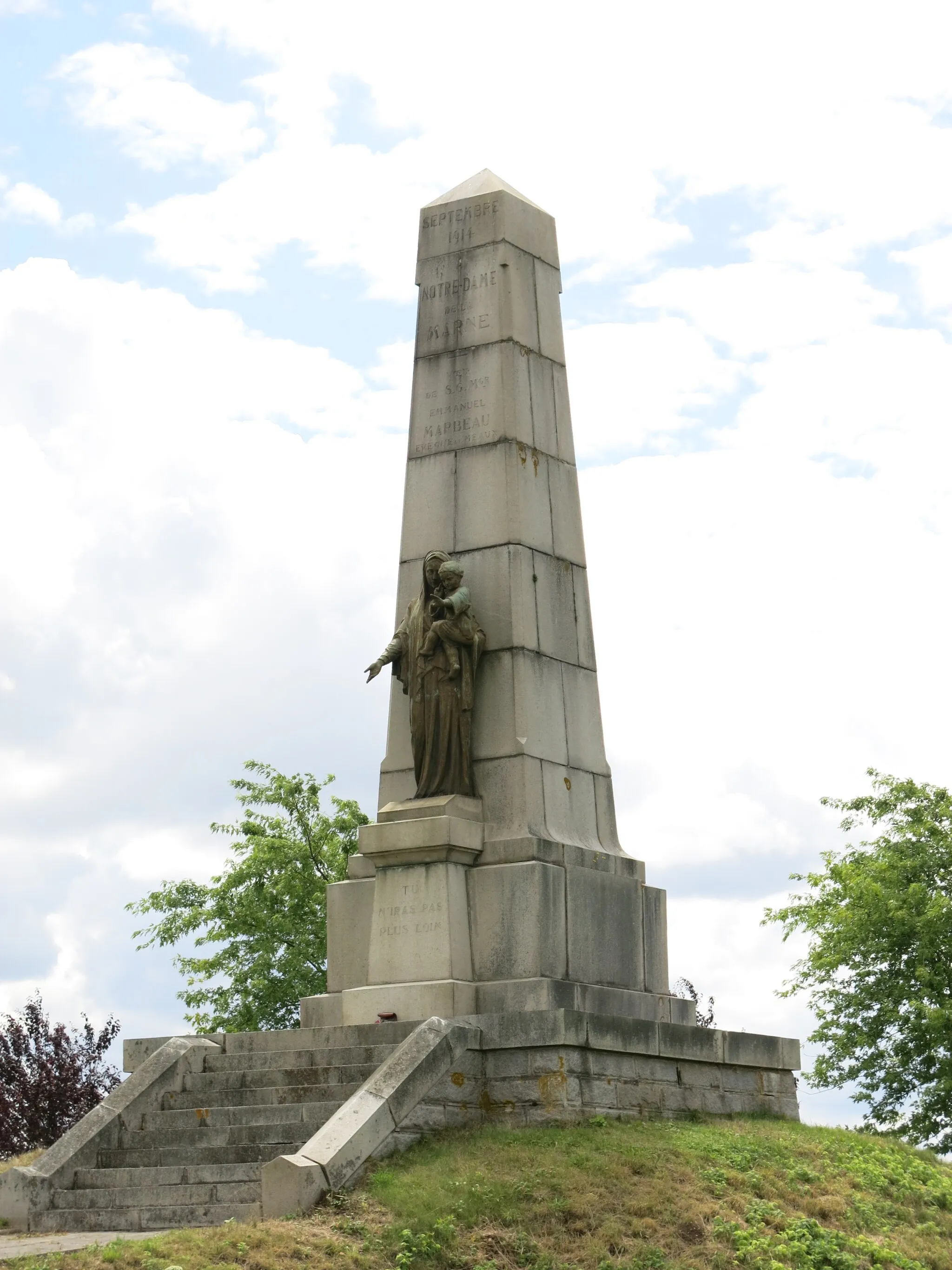 Photo showing: Monument of Notre-Dame-de-la-Marne in Barcy (Seine-et-Marne, France). The place was occupied on september, 4 1914 by the staff of the avant garde of German general von Kluck. The bishop of Meaux, Mgr Barbeau, promised on september 8 to build a monument if his town was preserved. The monument inaugurated on june 9, 1924 is an obelisk on a slight height. With a statue of Madonna and Child by the sculptor Louis Maubert. There is a plaque on the monument : Tu n'iras pas plus loin (=You will not go further).