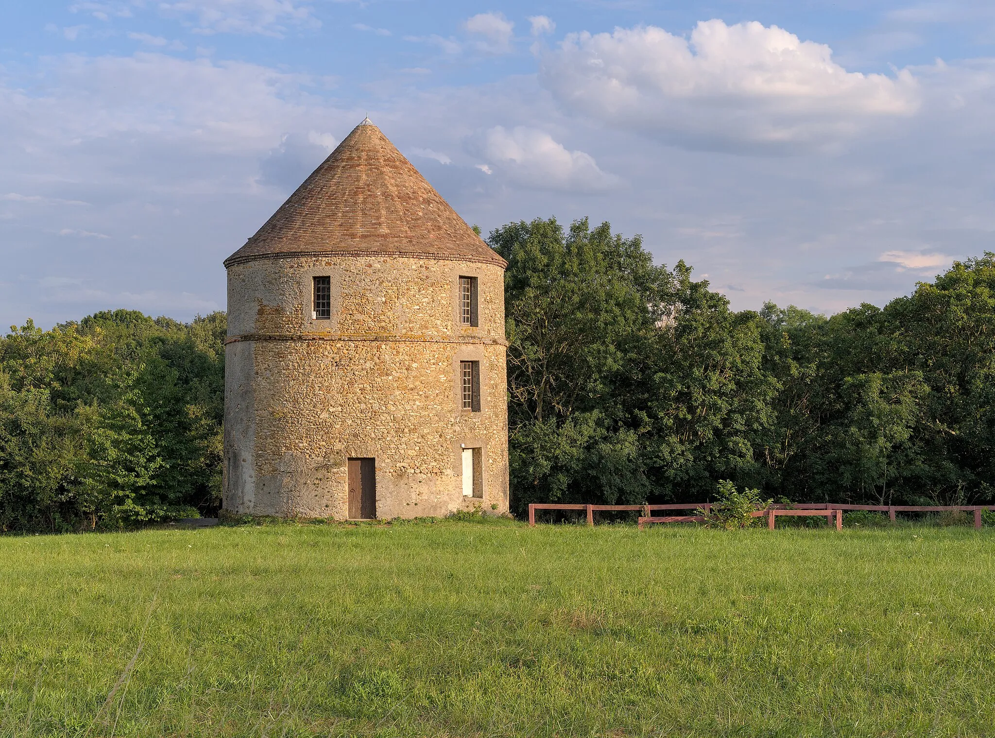 Photo showing: Colombier de l'abbaye (dovecote tower of the abbey) in Vauhallan, France