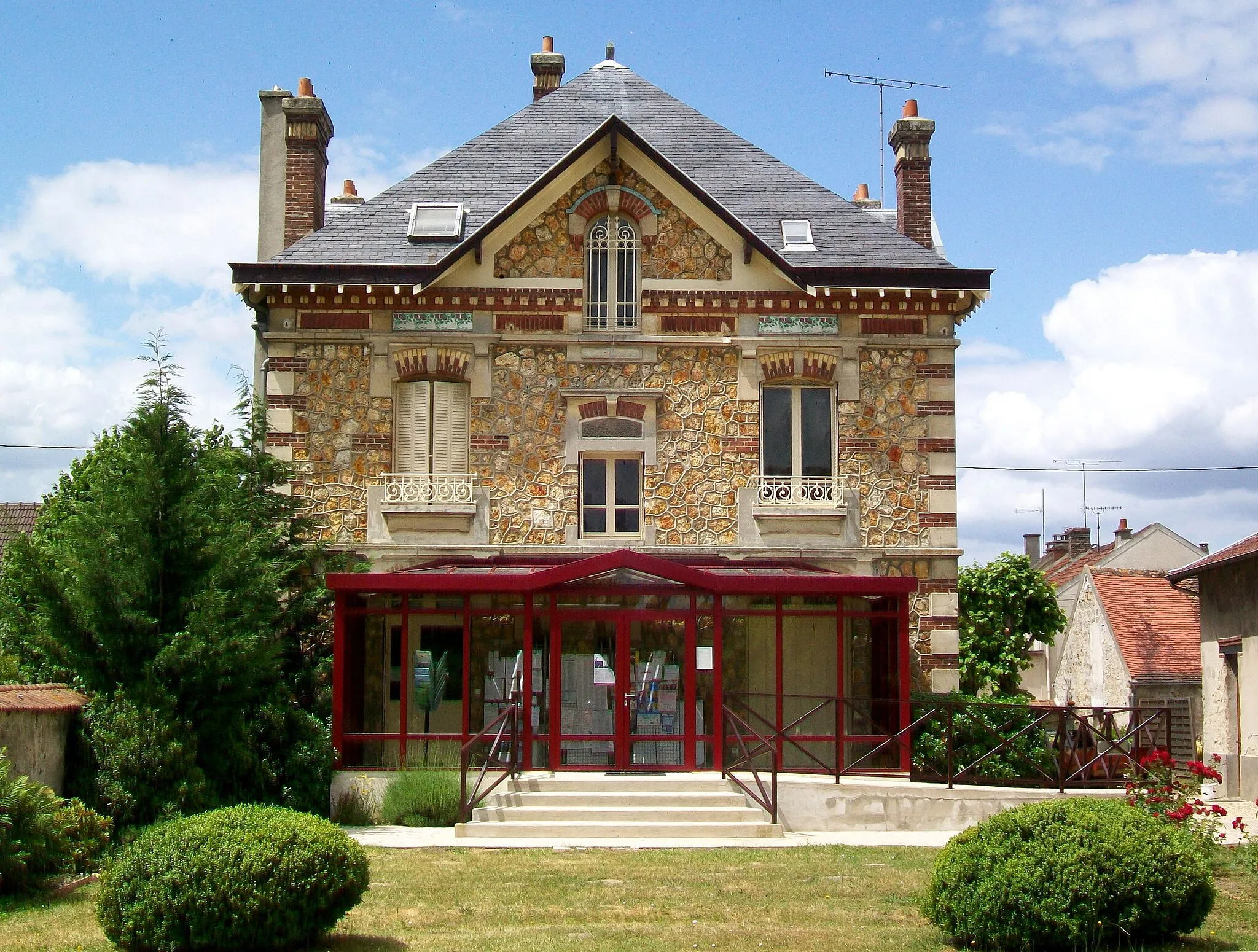 Photo showing: La mairie de Seugy, côté entrée, sur le parc situé à l'arrière du bâtiment.